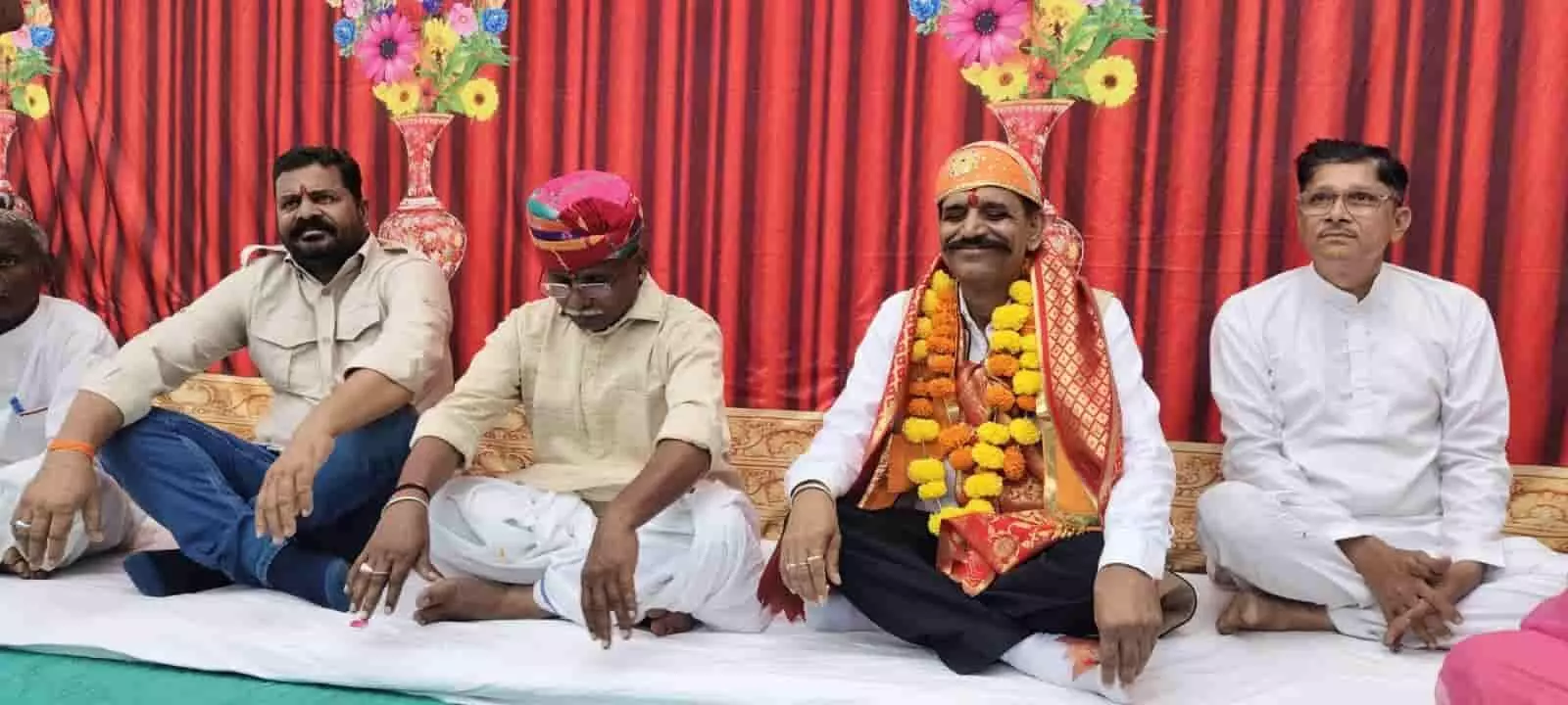 तस्वीर में ओगणा में मंच पर बैठे नेतागण और कार्यकर्ता नजर आ रहे हैं। तस्वीर में ओगणा में मंच पर बैठे नेतागण और कार्यकर्ता नजर आ रहे हैं।