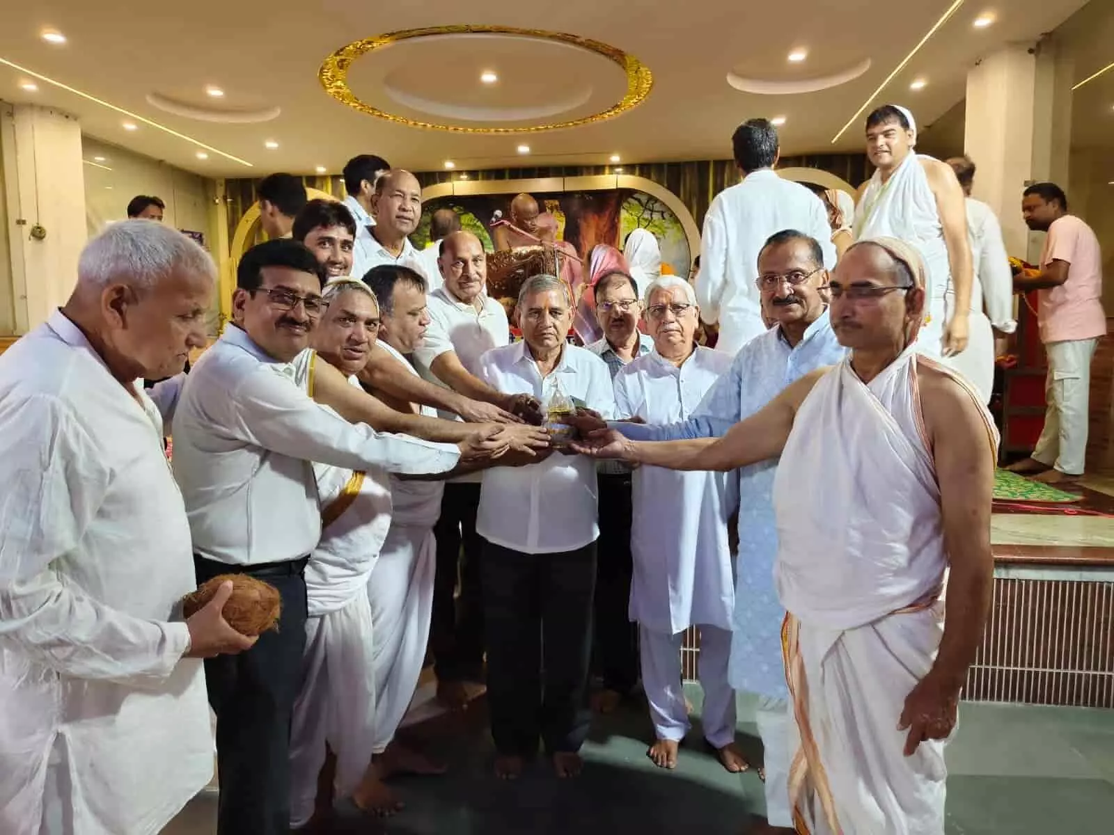 नसियां जी, दादाबाड़ी मंदिर में मुनिश्री योगसागर महाराज के सान्निध्य में धार्मिक अनुष्ठान करते श्रद्धालु। नसियां जी, दादाबाड़ी मंदिर में मुनिश्री योगसागर महाराज के सान्निध्य में धार्मिक अनुष्ठान करते श्रद्धालु।
