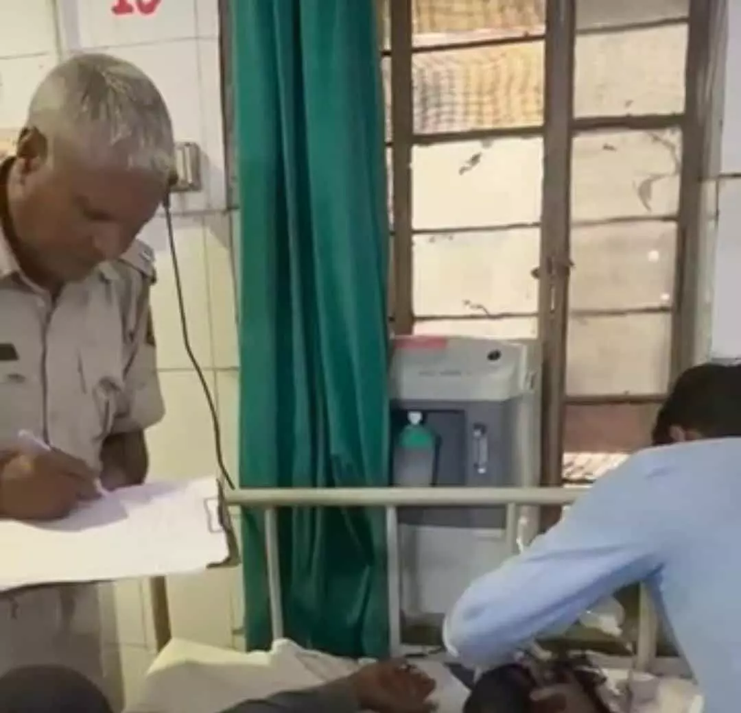 तस्वीर में डीग जिला अस्पताल के वार्ड में पुलिसकर्मी कागजी कार्रवाई करते हुए दिख रहे हैं। तस्वीर में डीग जिला अस्पताल के वार्ड में पुलिसकर्मी कागजी कार्रवाई करते हुए दिख रहे हैं।