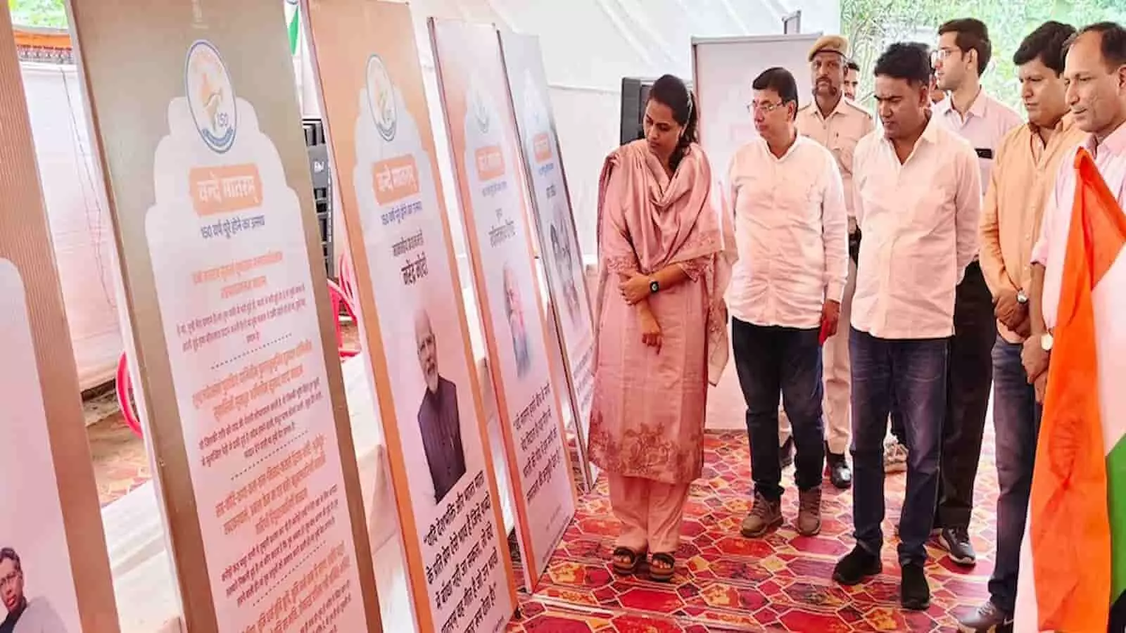 चित्तौड़गढ़ नगर परिषद में प्रदर्शनी का अवलोकन करते विधायक और जिला कलक्टर। चित्तौड़गढ़ नगर परिषद में प्रदर्शनी का अवलोकन करते विधायक और जिला कलक्टर।