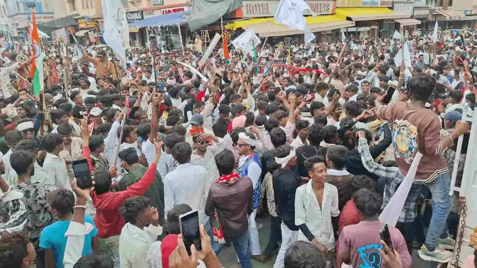 चित्तौड़गढ़ में विश्व आदिवासी दिवस की शोभायात्रा के दौरान पारंपरिक हथियारों और झंडों के साथ नजर आते लोग। चित्तौड़गढ़ में विश्व आदिवासी दिवस की शोभायात्रा के दौरान पारंपरिक हथियारों और झंडों के साथ नजर आते लोग।