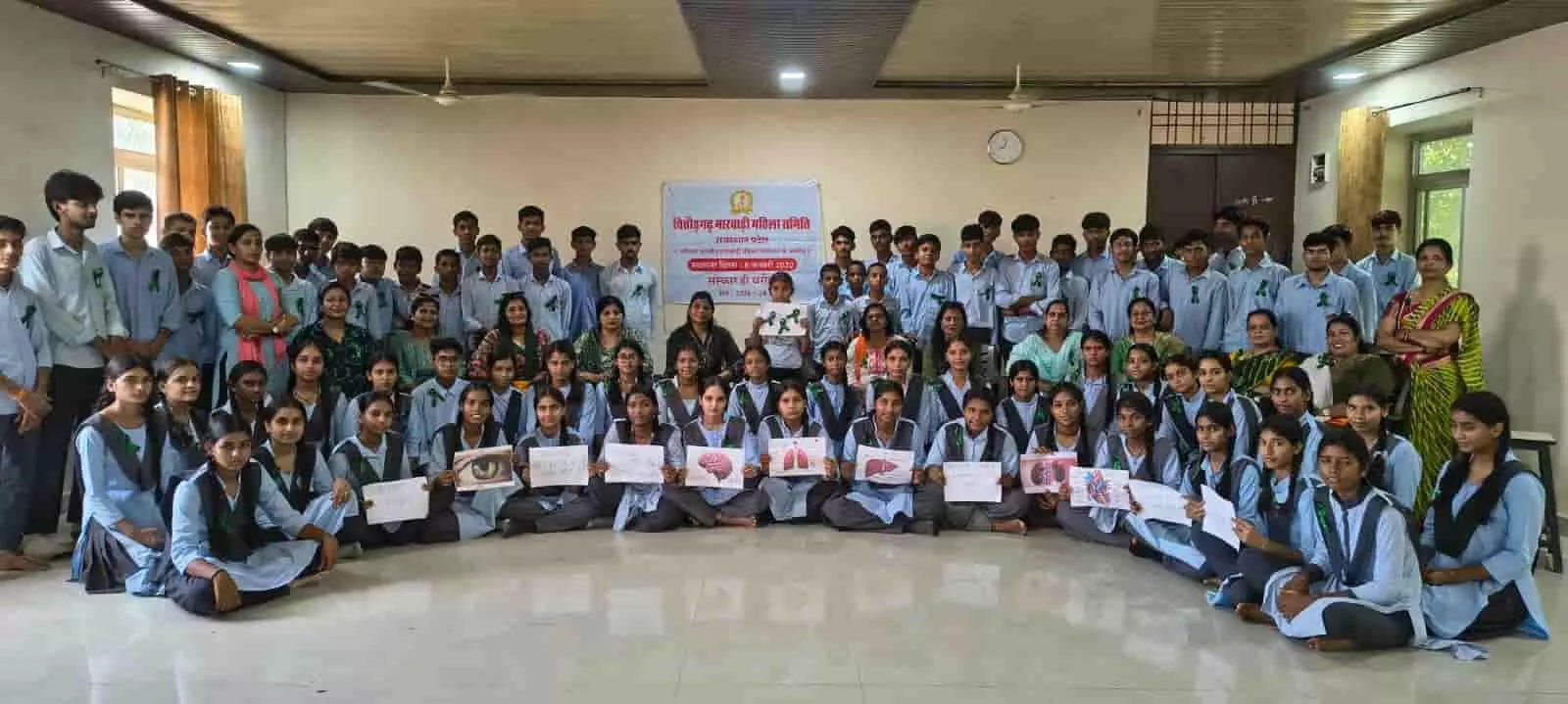 चित्तौड़गढ़ के विद्यालय में अंगदान जागरूकता कार्यक्रम के दौरान पोस्टर और लोगो के साथ छात्र-छात्राएं और समिति सदस्य। चित्तौड़गढ़ के विद्यालय में अंगदान जागरूकता कार्यक्रम के दौरान पोस्टर और लोगो के साथ छात्र-छात्राएं और समिति सदस्य।