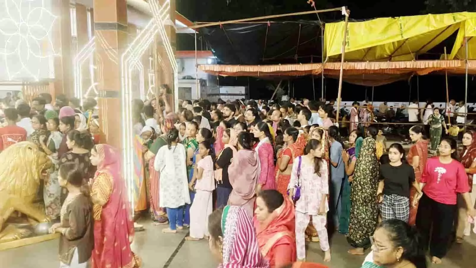 चित्तौड़गढ़ के खरडेश्वर महादेव मंदिर के बाहर दर्शन के लिए कतार में खड़े श्रद्धालु। चित्तौड़गढ़ के खरडेश्वर महादेव मंदिर के बाहर दर्शन के लिए कतार में खड़े श्रद्धालु।