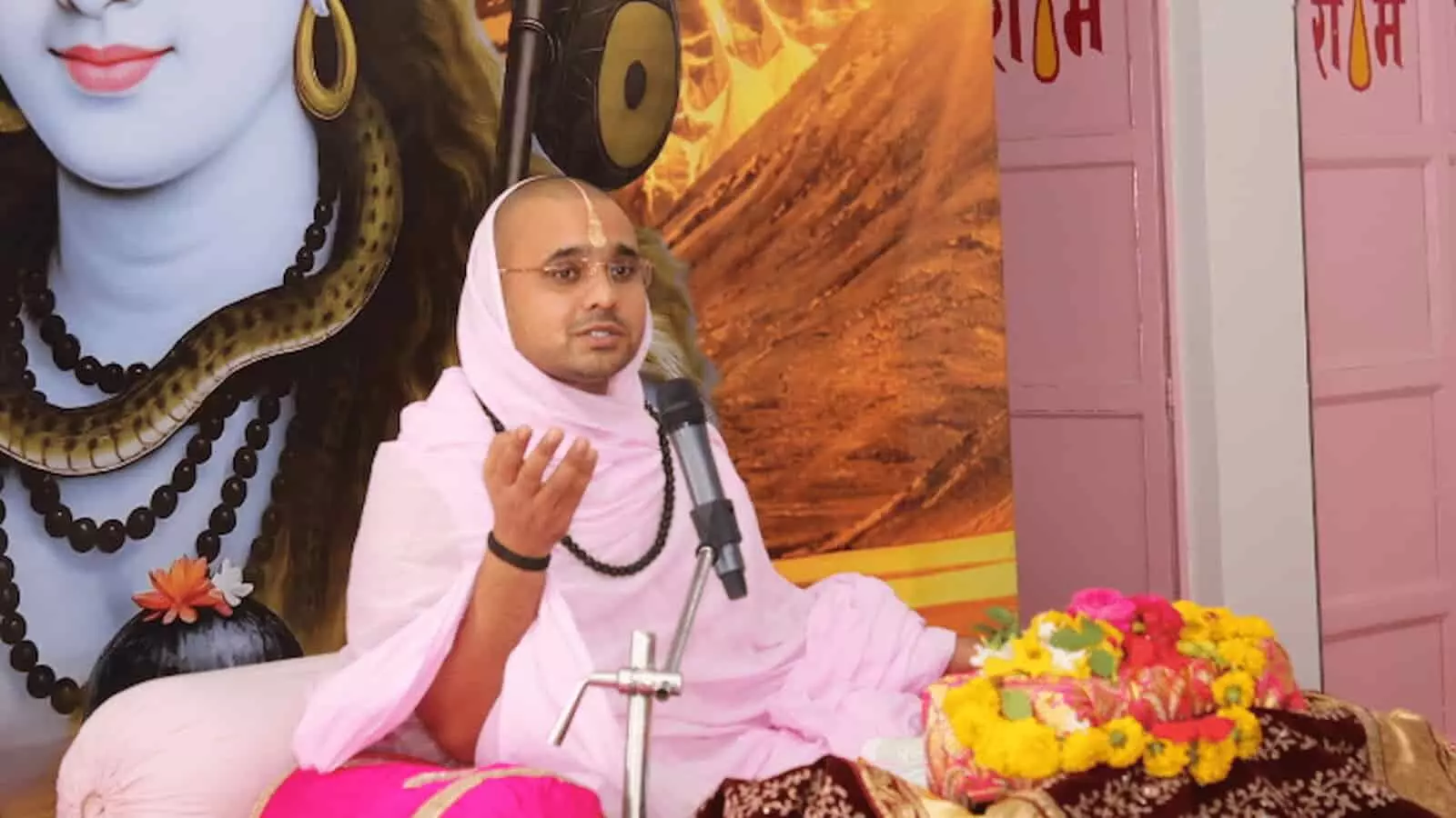 तस्वीर में रामद्वारा परिसर के मंच पर बैठकर श्रद्धालुओं को संबोधित करते संत दिग्विजयराम दिख रहे हैं। तस्वीर में रामद्वारा परिसर के मंच पर बैठकर श्रद्धालुओं को संबोधित करते संत दिग्विजयराम दिख रहे हैं।