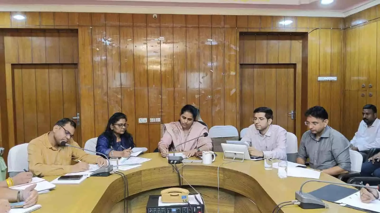 तस्वीर में चित्तौड़गढ़ जिला कलक्टर डॉ. मंजू अधिकारियों के साथ बैठक करती हुई नजर आ रही हैं। तस्वीर में चित्तौड़गढ़ जिला कलक्टर डॉ. मंजू अधिकारियों के साथ बैठक करती हुई नजर आ रही हैं।