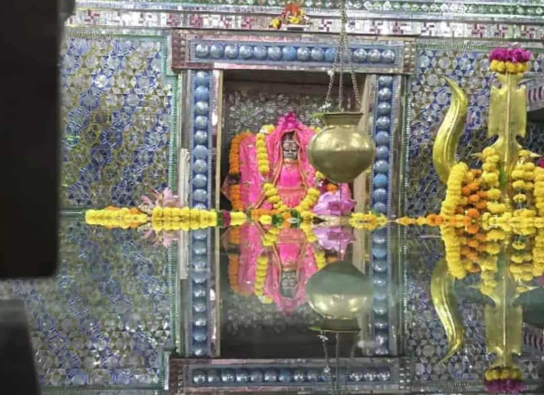 तस्वीर में श्रद्धालु नीलकंठ महादेव मंदिर में पवित्र जल से आयोजन करते दिख रहे हैं। तस्वीर में श्रद्धालु नीलकंठ महादेव मंदिर में पवित्र जल से आयोजन करते दिख रहे हैं।