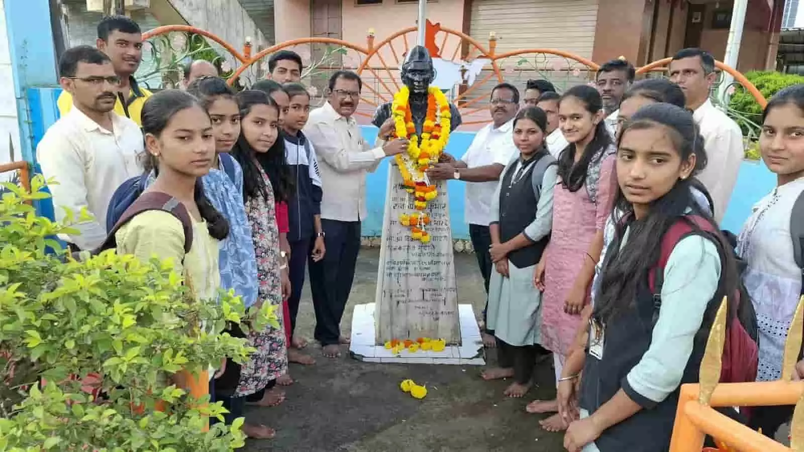 तस्वीर में कोल्हापुर के मुरगूड स्थित हुतात्मा चौक पर शहीद तुकाराम भारमल की प्रतिमा पर पुष्पहार अर्पित करते लोग दिखाई दे रहे हैं। तस्वीर में कोल्हापुर के मुरगूड स्थित हुतात्मा चौक पर शहीद तुकाराम भारमल की प्रतिमा पर पुष्पहार अर्पित करते लोग दिखाई दे रहे हैं।