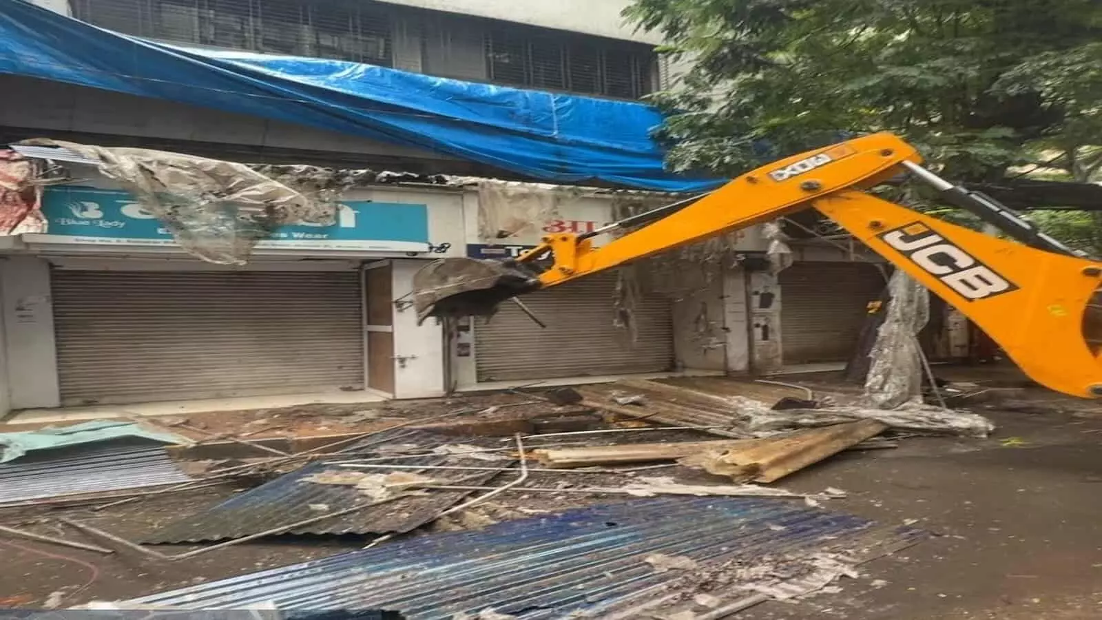मुंबई के मुलुंड में बीएमसी की टीम फुटपाथ से अवैध अतिक्रमण और शेड हटाती हुई। मुंबई के मुलुंड में बीएमसी की टीम फुटपाथ से अवैध अतिक्रमण और शेड हटाती हुई।