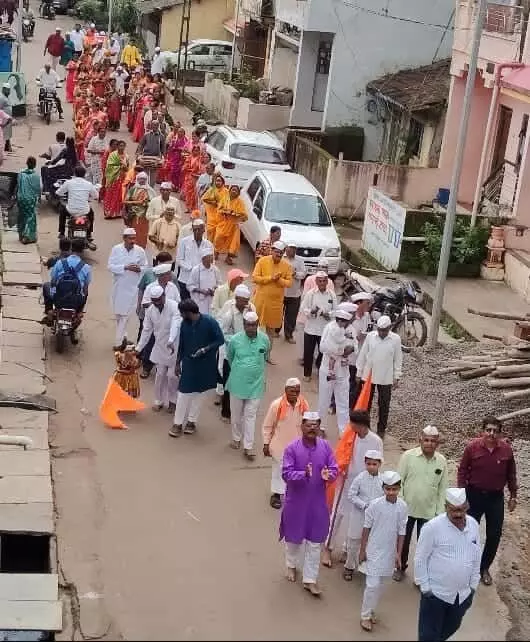 तस्वीर में मुरगूड की गली में दिंडी निकालते हुए पारंपरिक वेशभूषा में श्रद्धालु दिखाई दे रहे हैं। तस्वीर में मुरगूड की गली में दिंडी निकालते हुए पारंपरिक वेशभूषा में श्रद्धालु दिखाई दे रहे हैं।