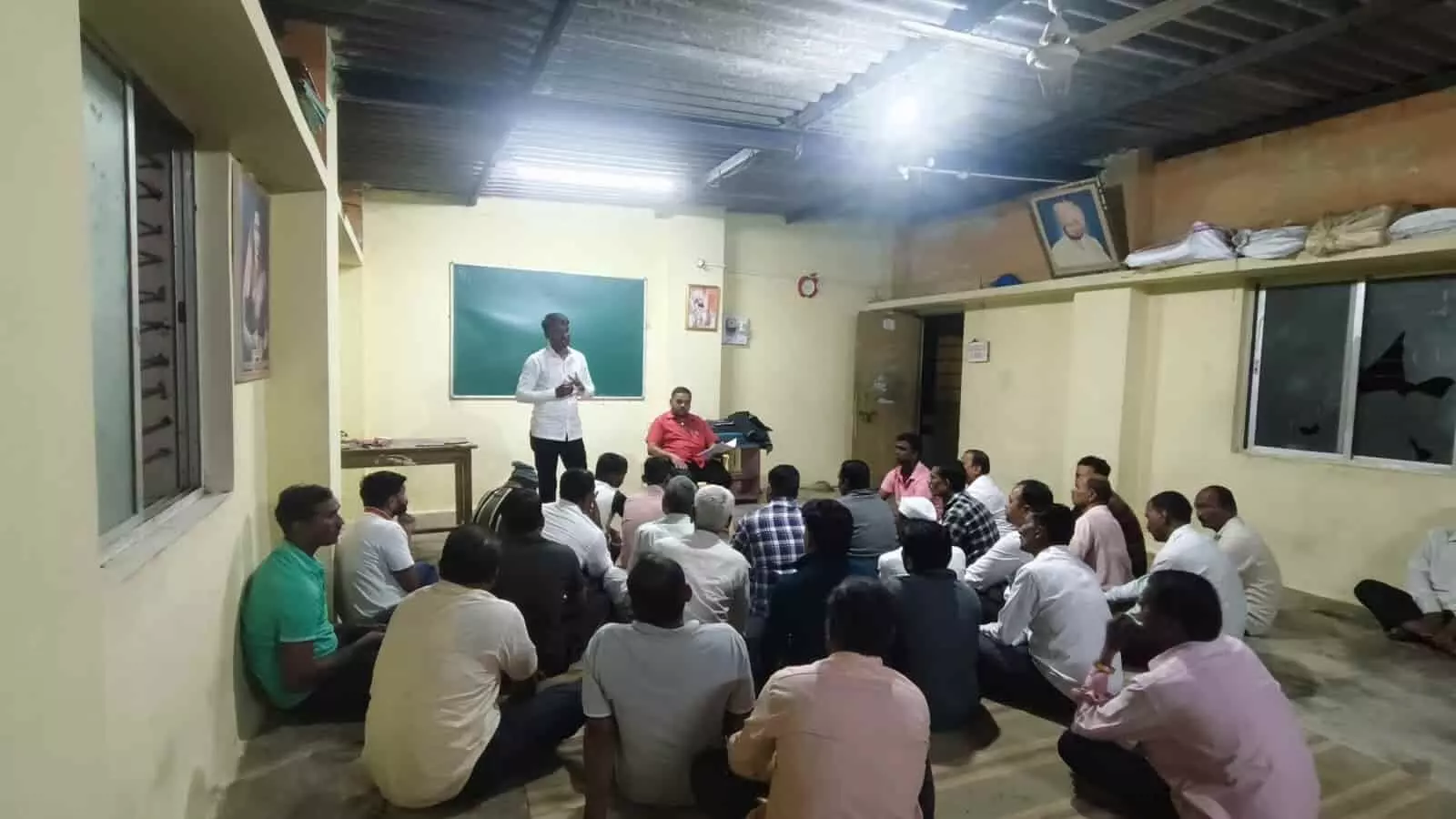 महावितरण के स्मार्ट बिजली मीटर और बढ़े हुए बिलों के खिलाफ एकोंडी में बैठक करते हुए बिजली उपभोक्ता। महावितरण के स्मार्ट बिजली मीटर और बढ़े हुए बिलों के खिलाफ एकोंडी में बैठक करते हुए बिजली उपभोक्ता।