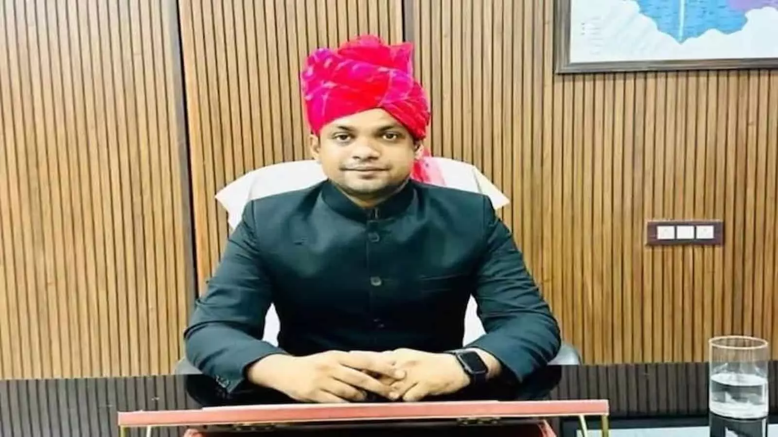 राजस्थान के बयाना में सरकारी कार्यालय के बाहर बयाना उपखंड अधिकारी की नामपट्टिका लगी हुई है। राजस्थान के बयाना में सरकारी कार्यालय के बाहर बयाना उपखंड अधिकारी की नामपट्टिका लगी हुई है।