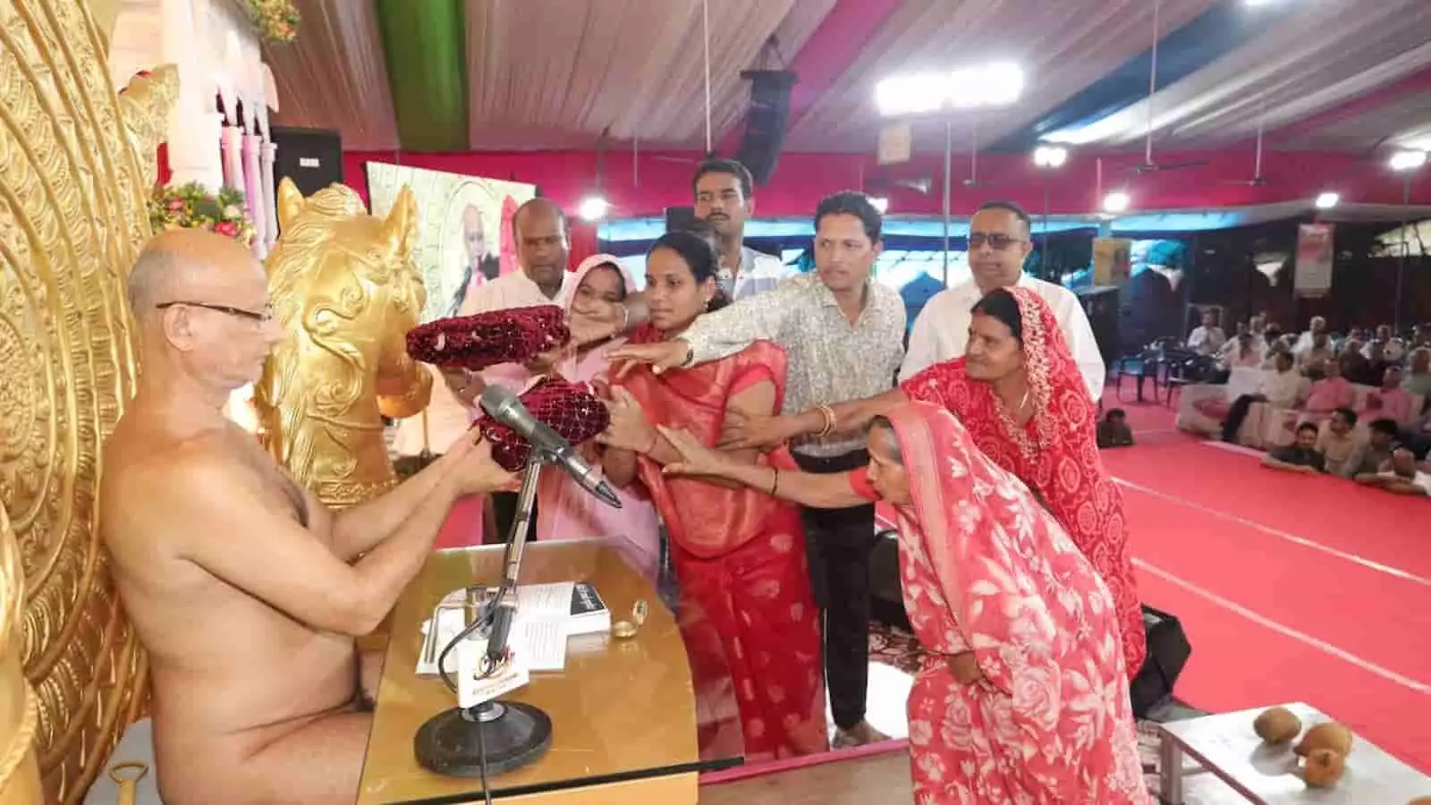 संत पुलकसागर महाराज को शास्त्र भेंट करते हुए श्रद्धालु भीलवाड़ा के पंडाल में। संत पुलकसागर महाराज को शास्त्र भेंट करते हुए श्रद्धालु भीलवाड़ा के पंडाल में।
