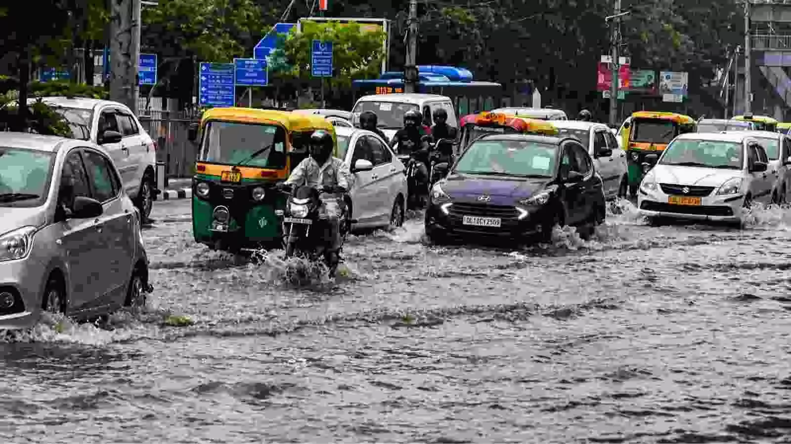 सड़कों पर पानी भरने से वाहन चलाते लोग केरल और तटीय कर्नाटक में भारी बारिश के दौरान दिखाई दे रहे हैं। सड़कों पर पानी भरने से वाहन चलाते लोग केरल और तटीय कर्नाटक में भारी बारिश के दौरान दिखाई दे रहे हैं।