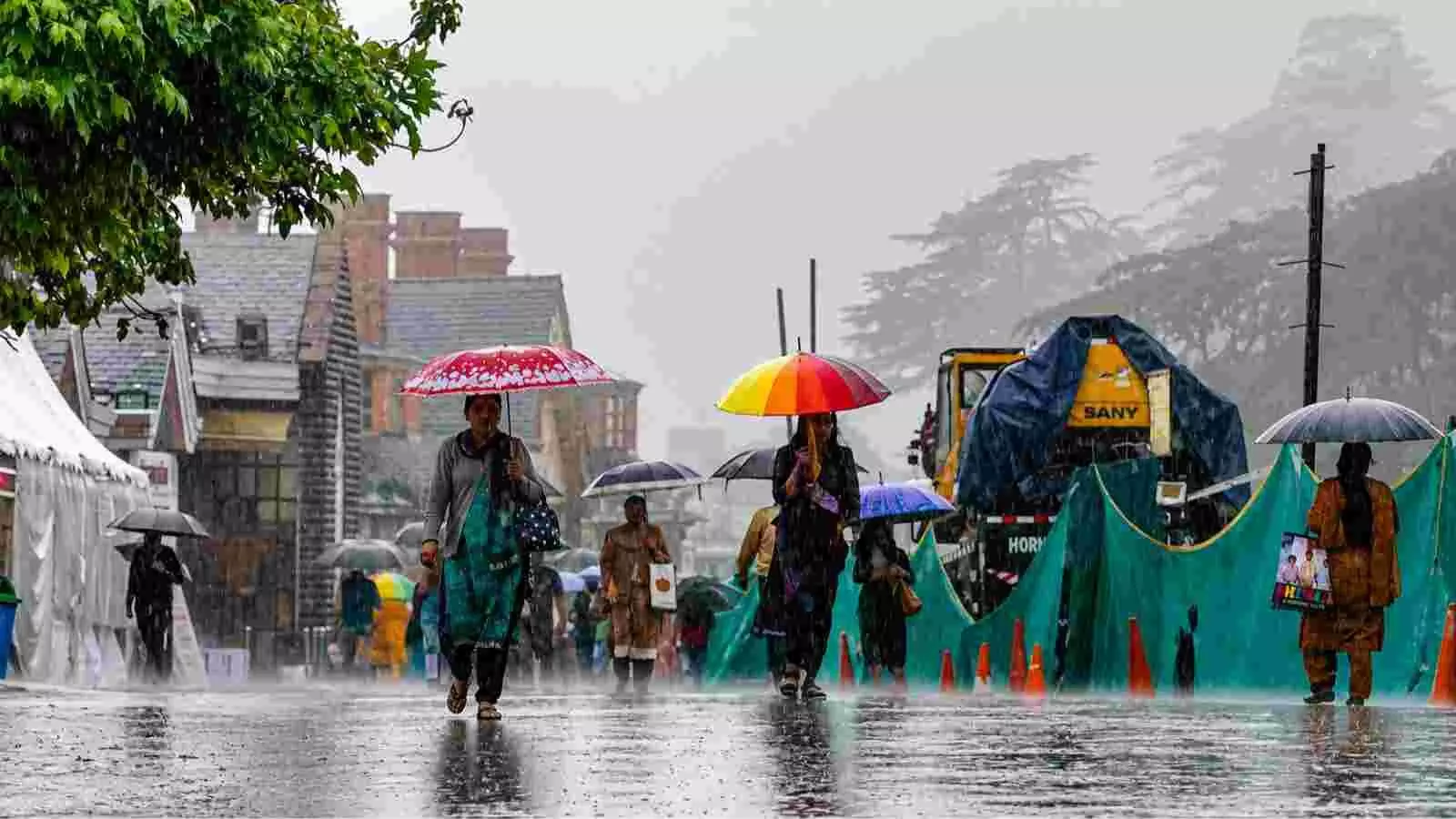 छाते लेकर सड़क पर चलते लोग उत्तर भारत के पहाड़ी राज्यों में भारी बारिश के दौरान नजर आ रहे हैं। छाते लेकर सड़क पर चलते लोग उत्तर भारत के पहाड़ी राज्यों में भारी बारिश के दौरान नजर आ रहे हैं।