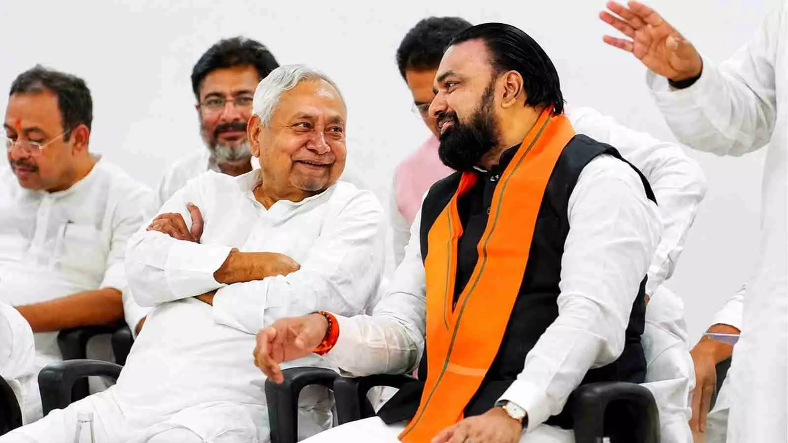 मुख्यमंत्री नीतीश कुमार और सम्राट चौधरी पटना में राजनीतिक चर्चा के दौरान दिखाई दे रहे हैं। मुख्यमंत्री नीतीश कुमार और सम्राट चौधरी पटना में राजनीतिक चर्चा के दौरान दिखाई दे रहे हैं।