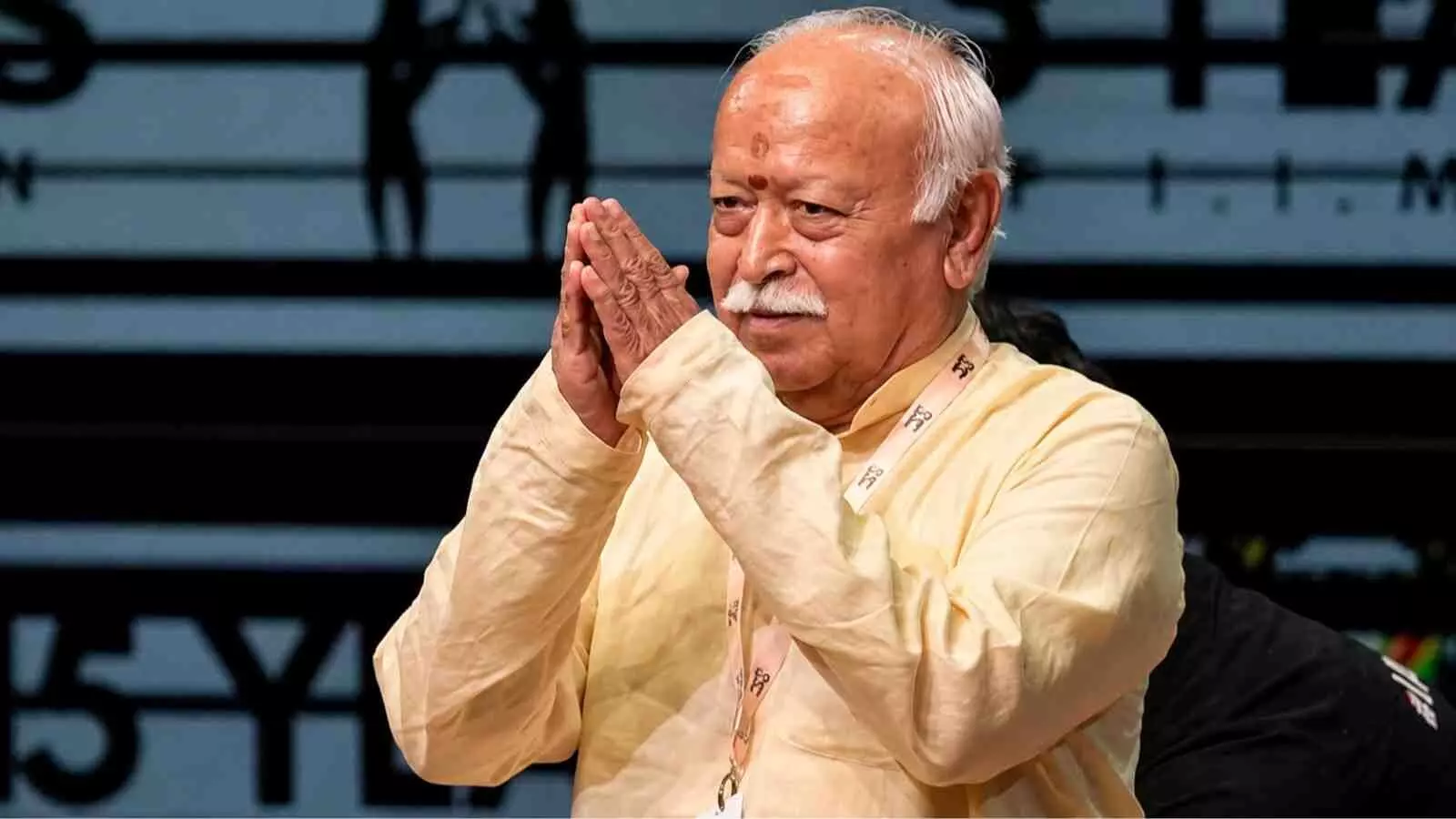 हाथ जोड़कर नमस्कार करते हुए आरएसएस प्रमुख मोहन भागवत कार्यक्रम के दौरान मंच पर दिखाई दे रहे हैं। हाथ जोड़कर नमस्कार करते हुए आरएसएस प्रमुख मोहन भागवत कार्यक्रम के दौरान मंच पर दिखाई दे रहे हैं।