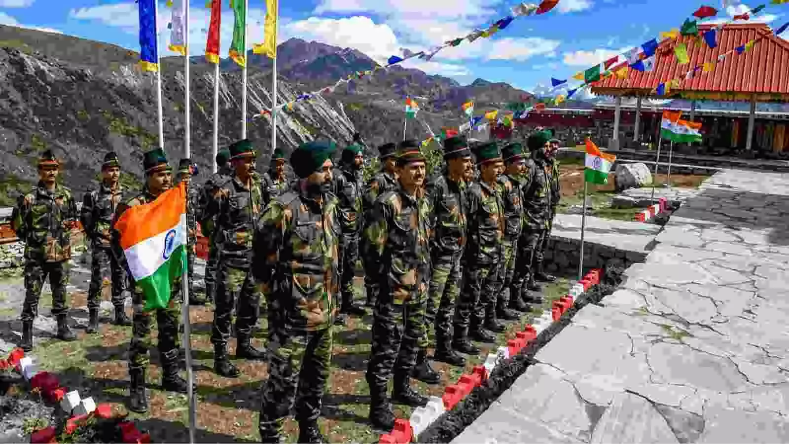 सीमा पर तैनात भारतीय सेना और सुरक्षा बल के जवान अरुणाचल प्रदेश में सुरक्षा व्यवस्था के संदर्भ में दिखाई दे रहे हैं। सीमा पर तैनात भारतीय सेना और सुरक्षा बल के जवान अरुणाचल प्रदेश में सुरक्षा व्यवस्था के संदर्भ में दिखाई दे रहे हैं।