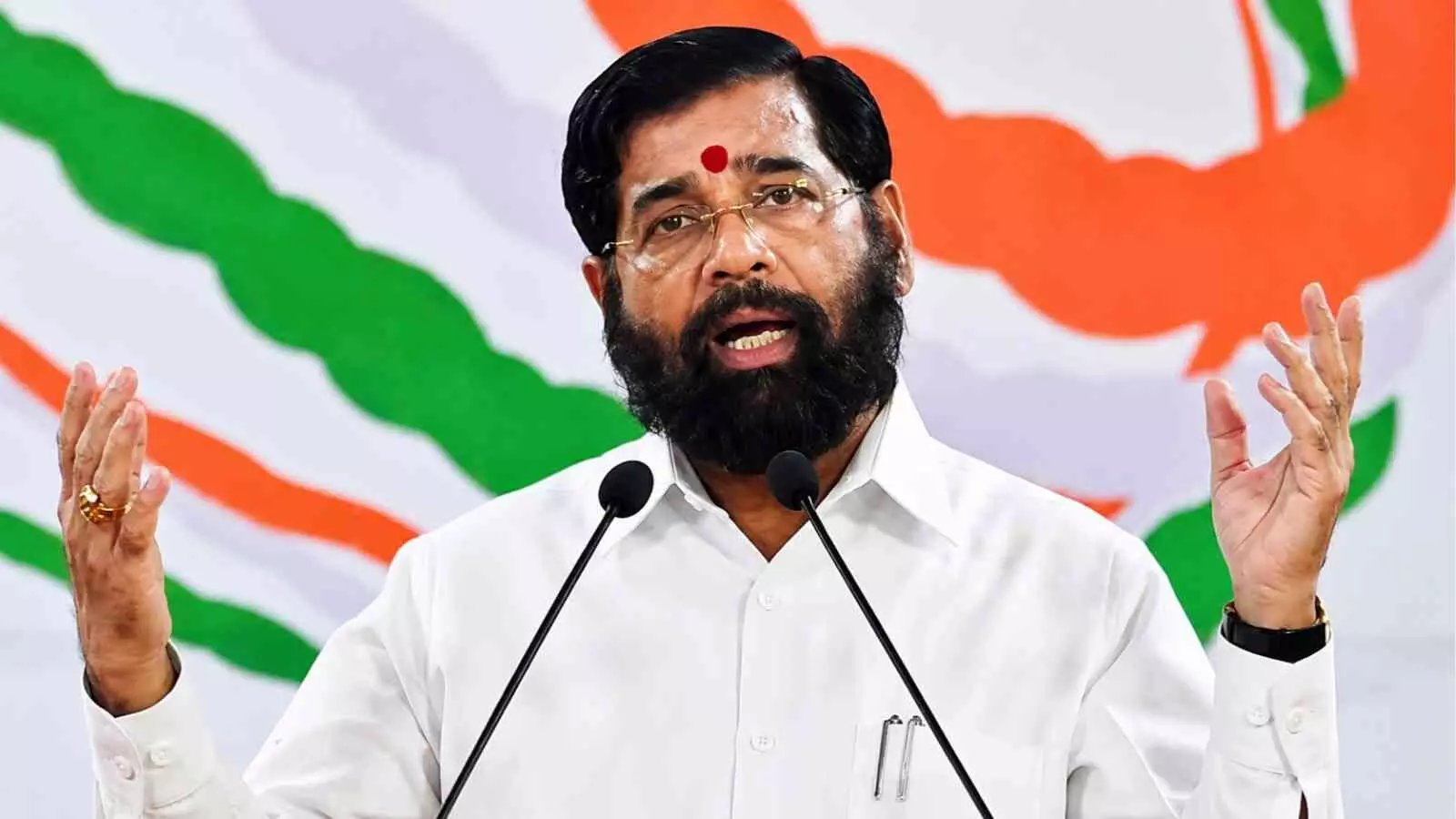 उपमुख्यमंत्री एकनाथ शिंदे जो महाराष्ट्र में खाद्य पदार्थों की मिलावट पर मकोका लगाने का आदेश दे रहे हैं। उपमुख्यमंत्री एकनाथ शिंदे जो महाराष्ट्र में खाद्य पदार्थों की मिलावट पर मकोका लगाने का आदेश दे रहे हैं।