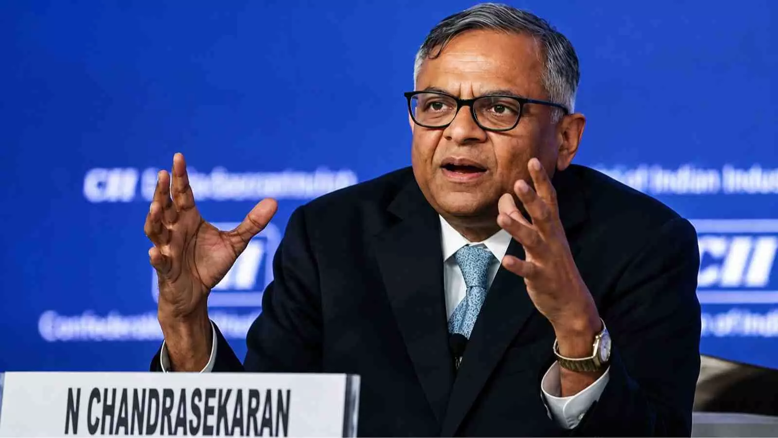 टाटा संस में बड़ा फेरबदल, क्या AGM से पहले चेयरमैन पद छोड़ सकते हैं एन चंद्रशेखरन? टाटा संस में बड़ा फेरबदल, क्या AGM से पहले चेयरमैन पद छोड़ सकते हैं एन चंद्रशेखरन?