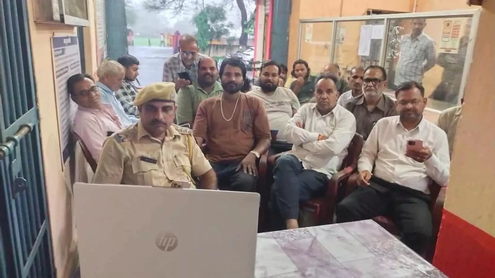अरनोद थाना परिसर में सीएलजी बैठक के दौरान संवाद करते पुलिस अधिकारी और स्थानीय नागरिक अरनोद थाना परिसर में सीएलजी बैठक के दौरान संवाद करते पुलिस अधिकारी और स्थानीय नागरिक