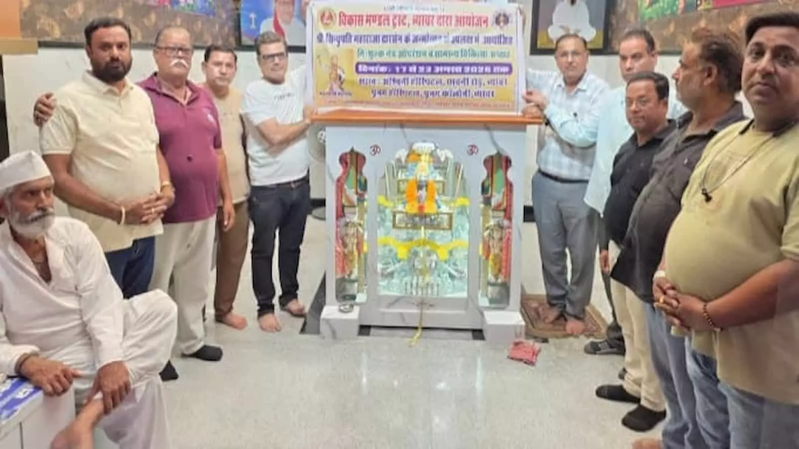 ब्यावर के कसाबान स्थित मंदिर में निःशुल्क नेत्र शिविर का पोस्टर दिखाते सिंधी समाज के पदाधिकारी। ब्यावर के कसाबान स्थित मंदिर में निःशुल्क नेत्र शिविर का पोस्टर दिखाते सिंधी समाज के पदाधिकारी।