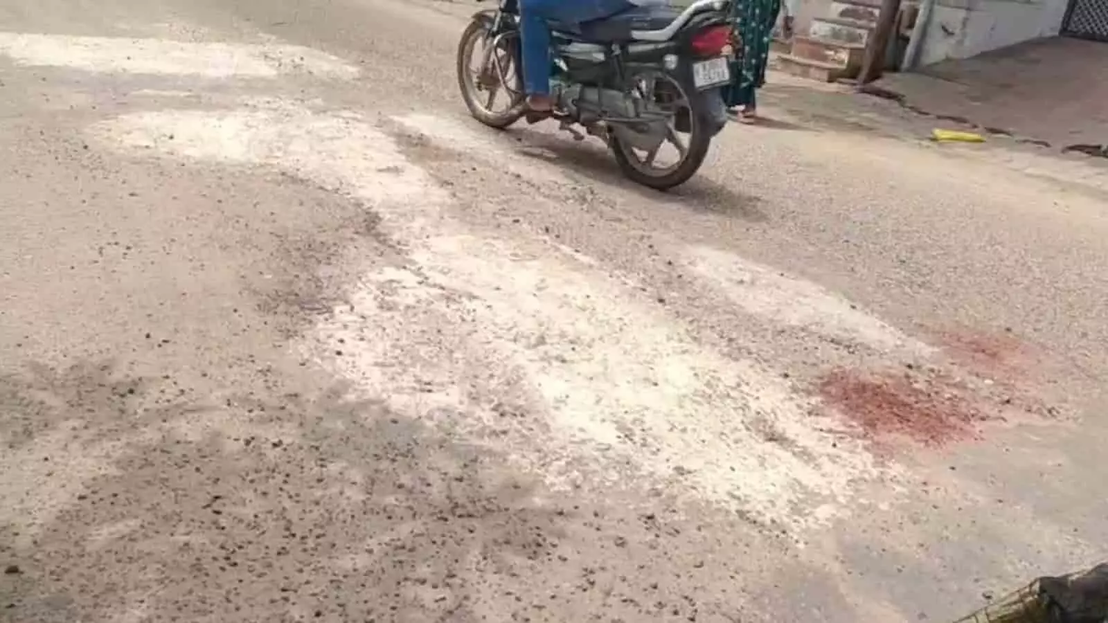 तस्वीर में बयाना की सड़क पर छूटे हुए गड्ढे और एक मोटरसाइकिल सवार नजर आ रहा है। तस्वीर में बयाना की सड़क पर छूटे हुए गड्ढे और एक मोटरसाइकिल सवार नजर आ रहा है।