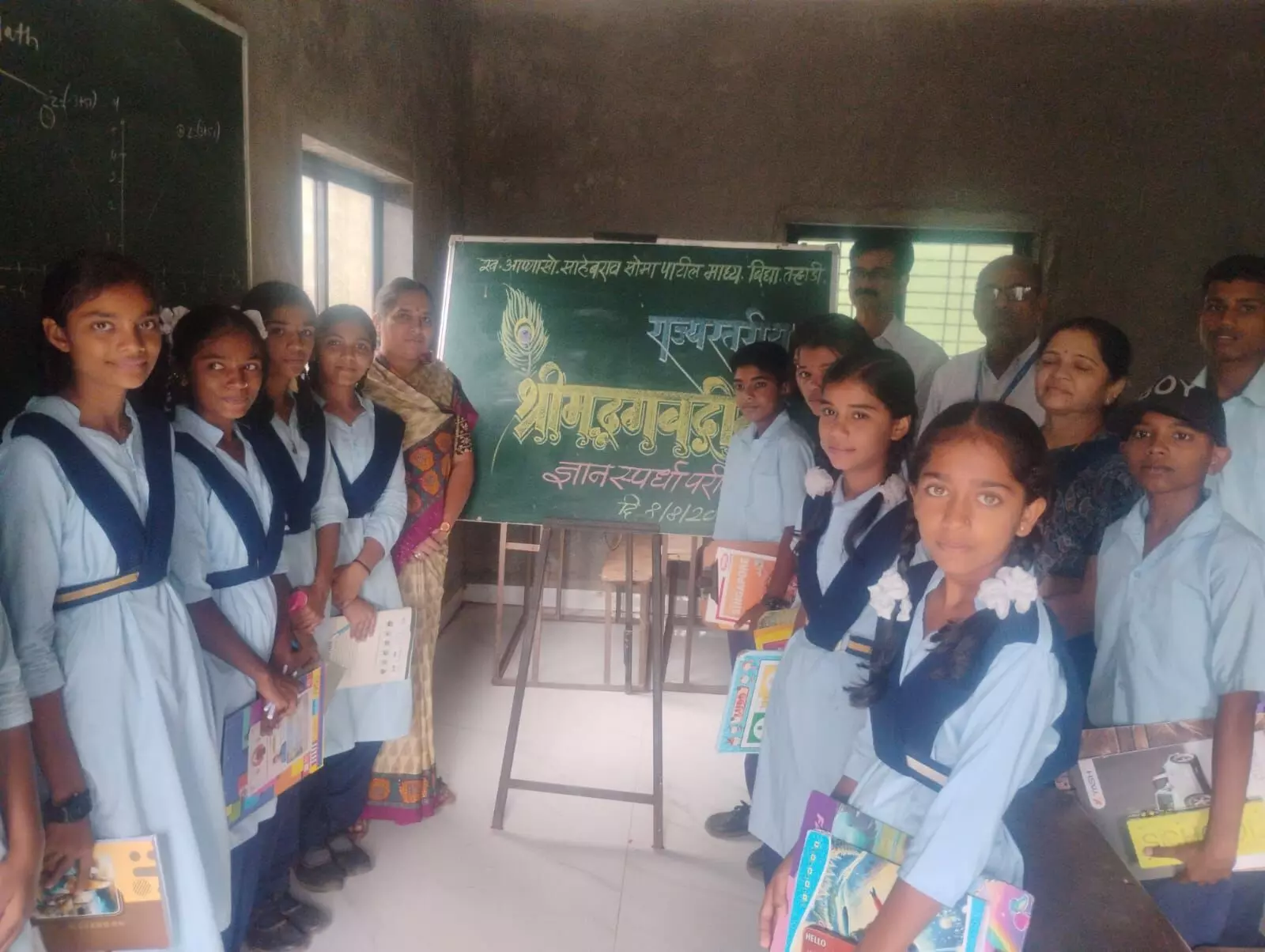 तस्वीर में छात्र-छात्राओं और वयस्कों का समूह तऱ्हाडी विद्यालय में ज्ञानस्पर्धा के दौरान तस्वीर में छात्र-छात्राओं और वयस्कों का समूह तऱ्हाडी विद्यालय में ज्ञानस्पर्धा के दौरान