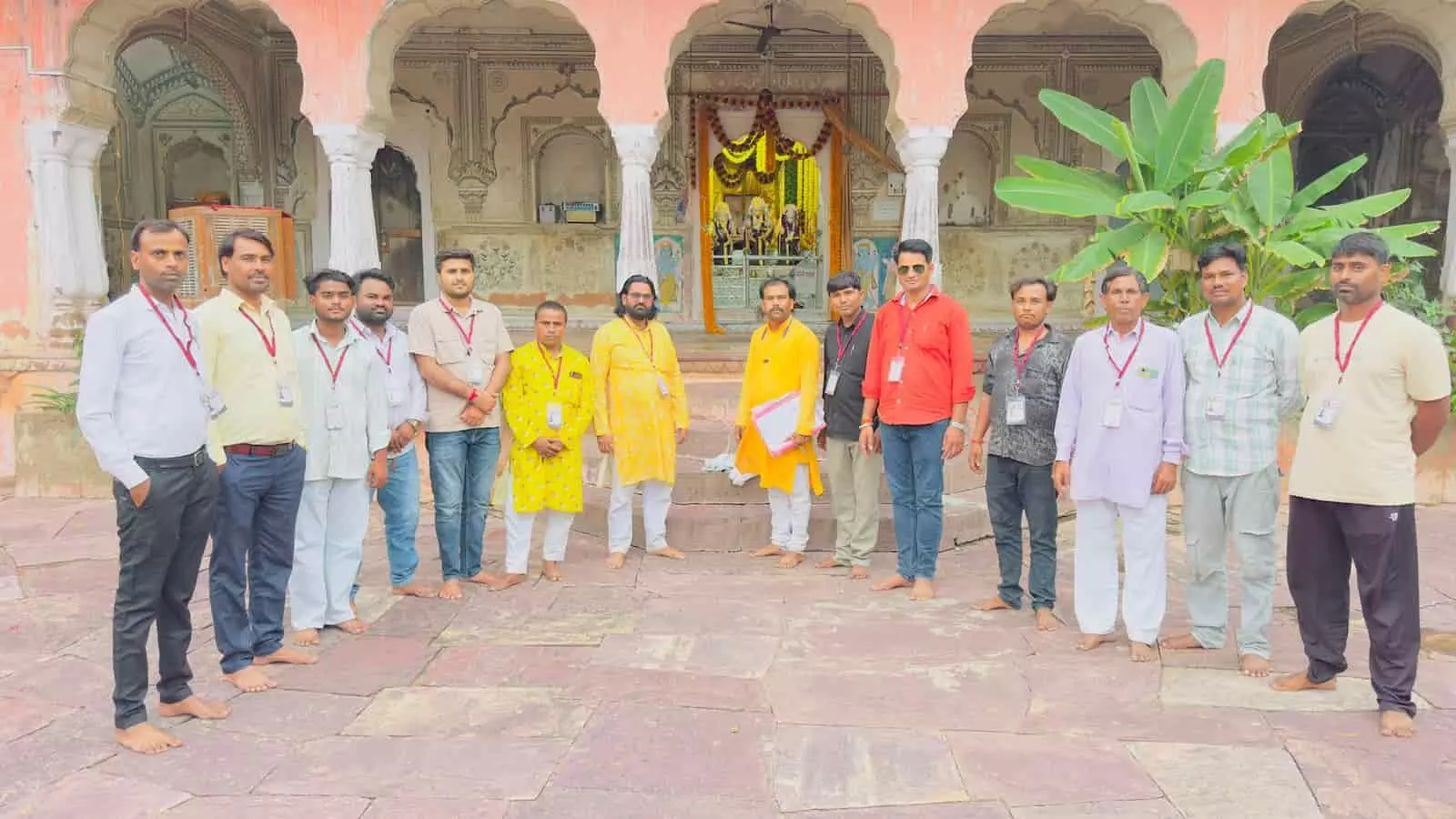तस्वीर में गलता जी मंदिर परिसर में आईडी कार्ड पहने कलाकारों का समूह तस्वीर में गलता जी मंदिर परिसर में आईडी कार्ड पहने कलाकारों का समूह