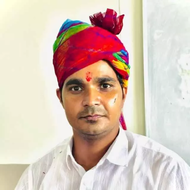 तस्वीर में समाजसेवी उमाकांत अवस्थी रिया हॉस्पिटल में साफा पहने हुए नजर आ रहे हैं। तस्वीर में समाजसेवी उमाकांत अवस्थी रिया हॉस्पिटल में साफा पहने हुए नजर आ रहे हैं।