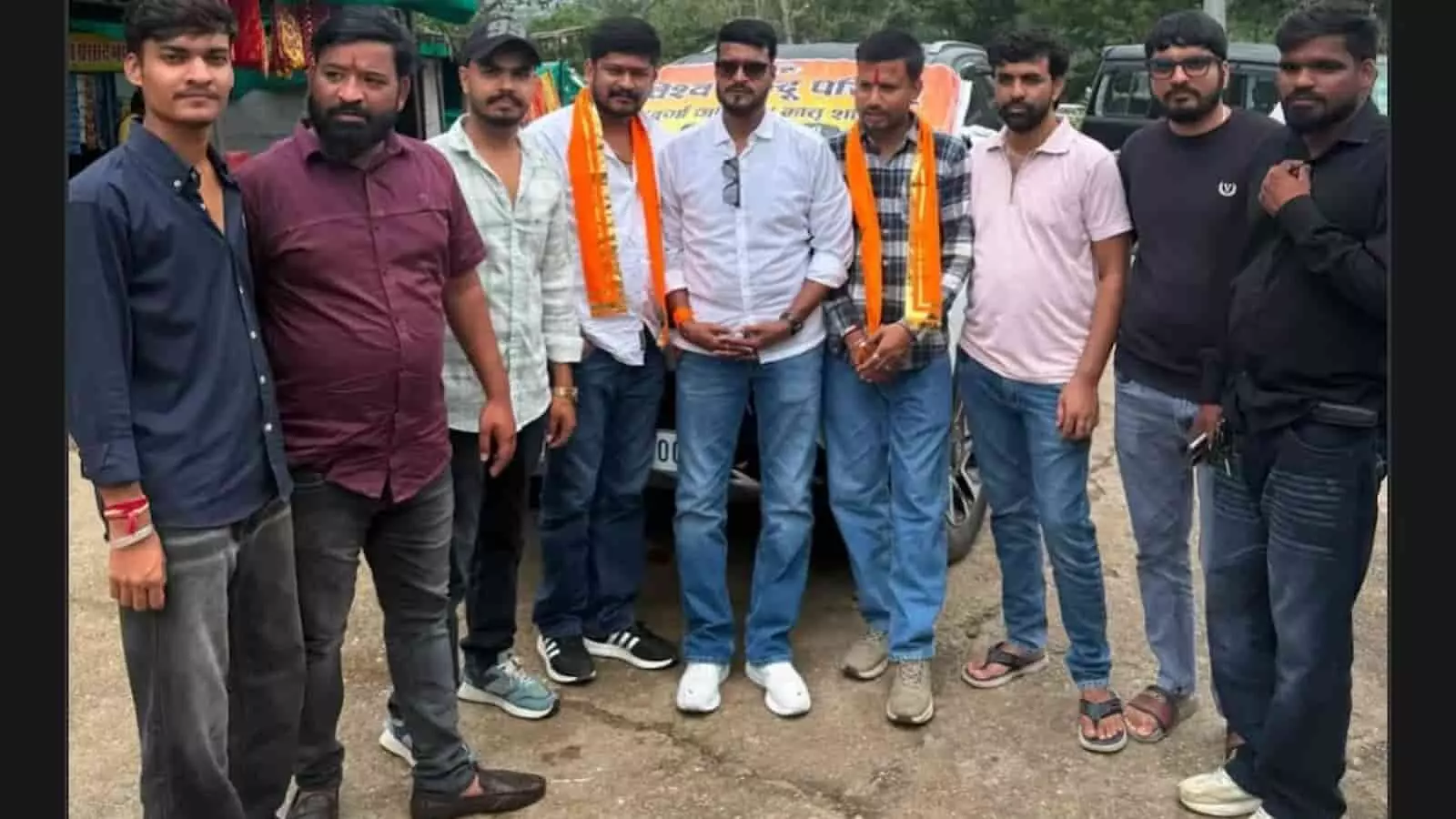 तस्वीर में एलवा माता मंदिर परिसर के पास खड़े विश्व हिंदू परिषद के नवनियुक्त पदाधिकारी और कार्यकर्ता दिख रहे हैं। तस्वीर में एलवा माता मंदिर परिसर के पास खड़े विश्व हिंदू परिषद के नवनियुक्त पदाधिकारी और कार्यकर्ता दिख रहे हैं।
