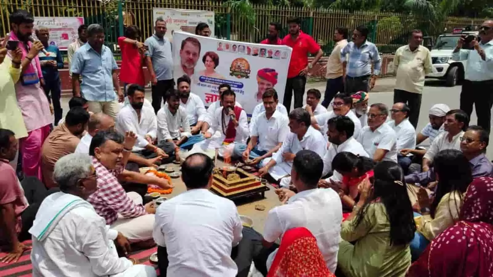 तस्वीर में भीलवाड़ा कलेक्ट्रेट के बाहर गौ माता को राष्ट्रमाता घोषित करने की मांग को लेकर यज्ञ करते कांग्रेस कार्यकर्ता दिख रहे हैं। तस्वीर में भीलवाड़ा कलेक्ट्रेट के बाहर गौ माता को राष्ट्रमाता घोषित करने की मांग को लेकर यज्ञ करते कांग्रेस कार्यकर्ता दिख रहे हैं।