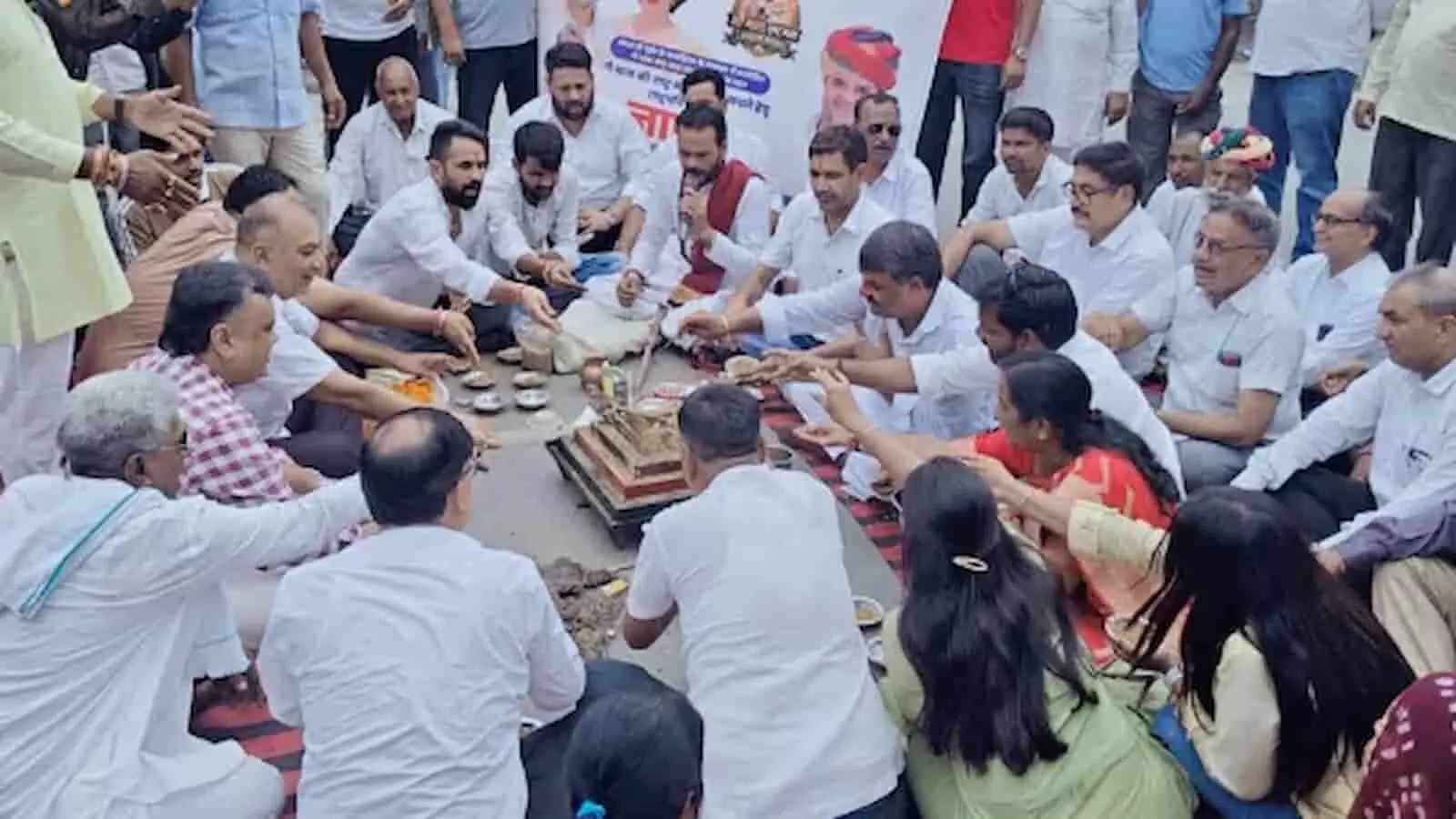 भीलवाड़ा कलेक्ट्रेट के बाहर गोमाता को राष्ट्रमाता का दर्जा दिलाने के लिए यज्ञ करते कांग्रेसी कार्यकर्ता। भीलवाड़ा कलेक्ट्रेट के बाहर गोमाता को राष्ट्रमाता का दर्जा दिलाने के लिए यज्ञ करते कांग्रेसी कार्यकर्ता।