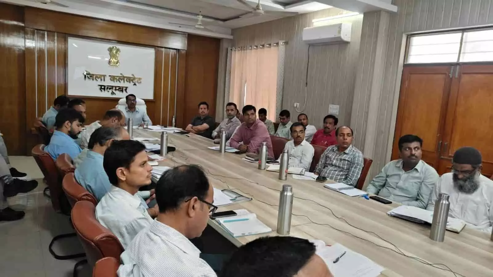 जिला कलेक्ट्रेट सभागार में समीक्षा बैठक के दौरान बैठे हुए जिला कलक्टर और अधिकारी। जिला कलेक्ट्रेट सभागार में समीक्षा बैठक के दौरान बैठे हुए जिला कलक्टर और अधिकारी।