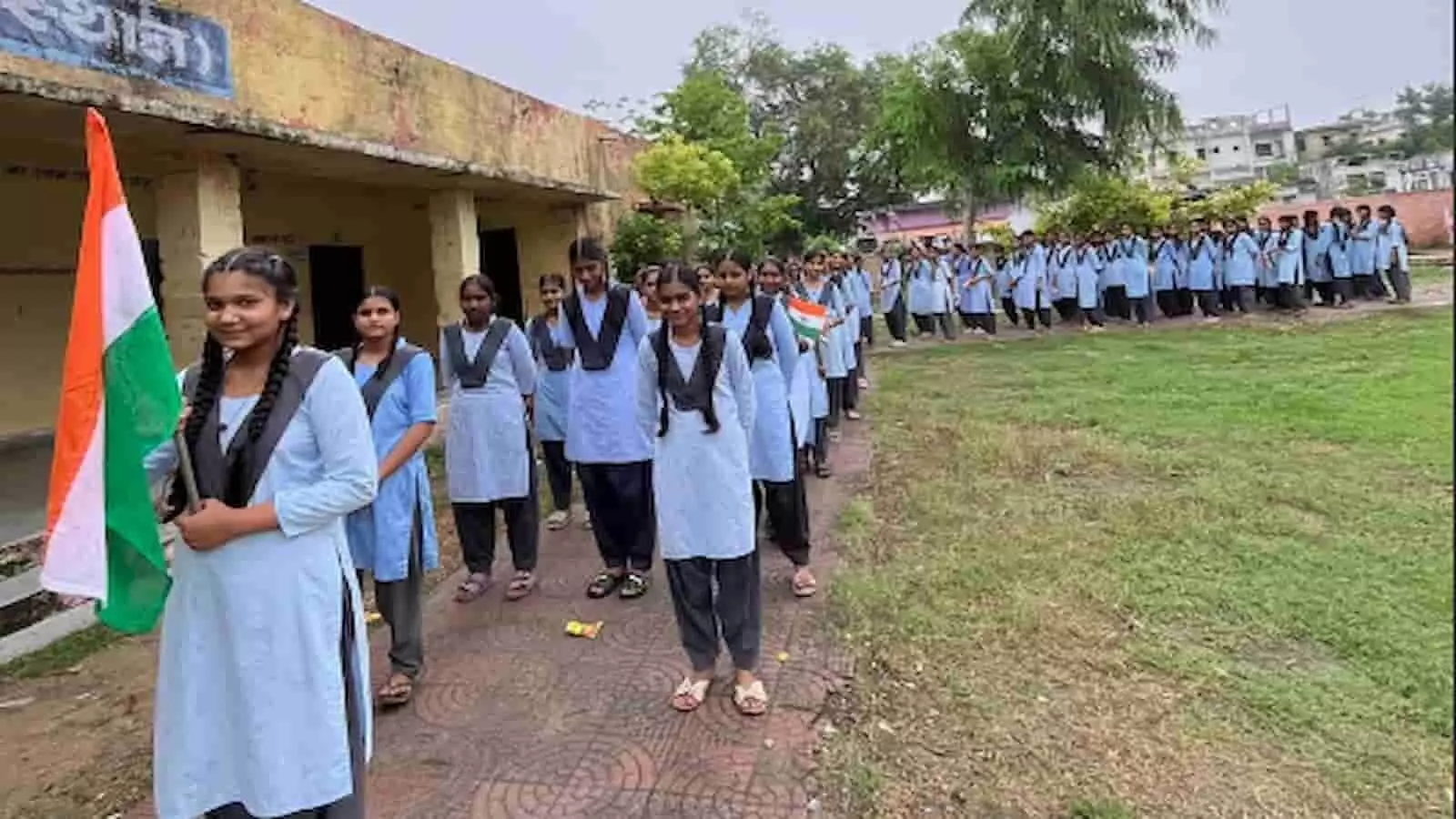 तस्वीर में विद्यार्थी स्कूल परिसर में स्वतंत्रता दिवस समारोह के पूर्वाभ्यास के लिए कतार में खड़े हैं। तस्वीर में विद्यार्थी स्कूल परिसर में स्वतंत्रता दिवस समारोह के पूर्वाभ्यास के लिए कतार में खड़े हैं।