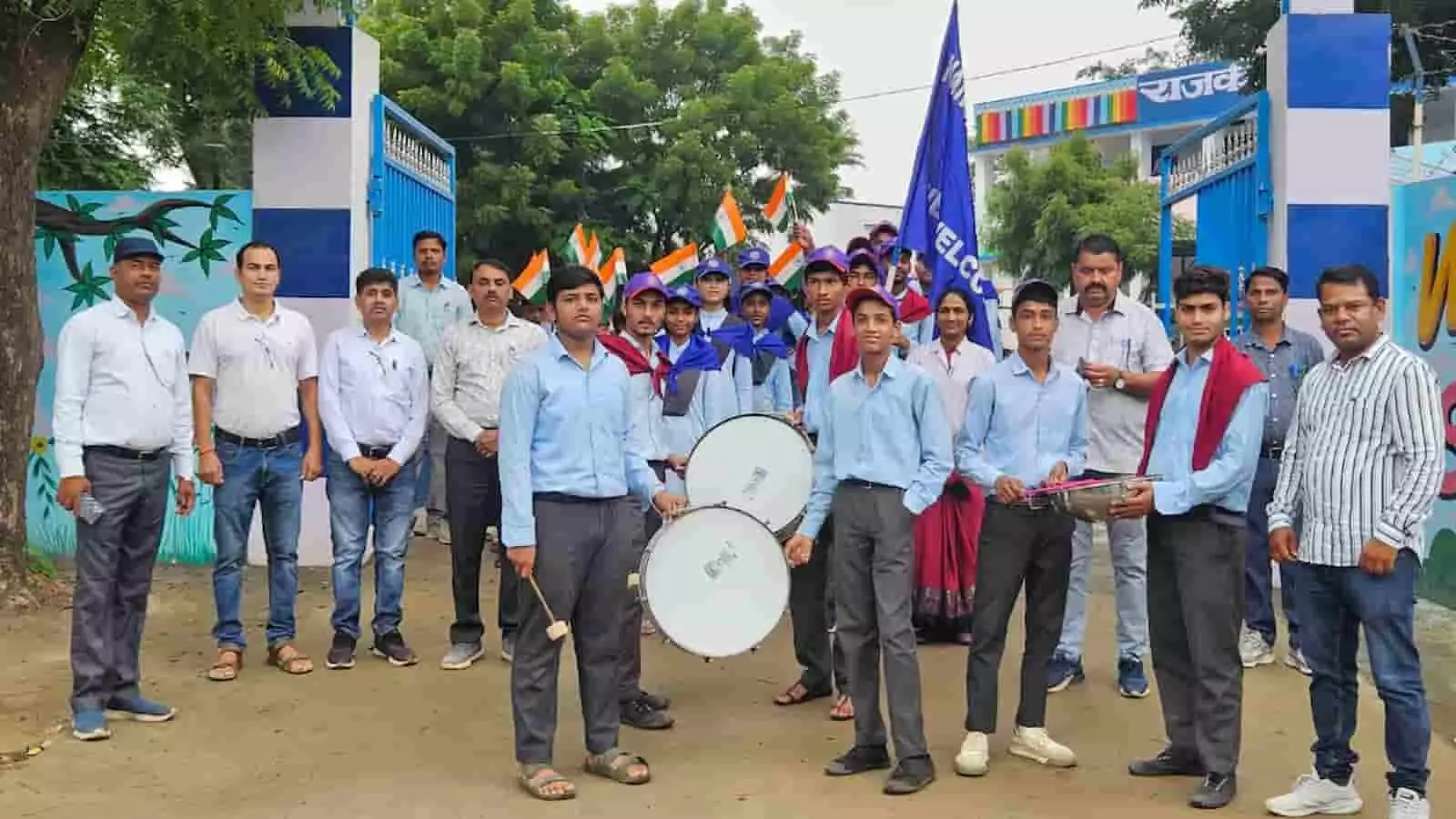तस्वीर में बावलवाड़ा स्कूल के गेट के बाहर तिरंगा यात्रा रैली में खड़े विद्यार्थी और शिक्षक दिख रहे हैं। तस्वीर में बावलवाड़ा स्कूल के गेट के बाहर तिरंगा यात्रा रैली में खड़े विद्यार्थी और शिक्षक दिख रहे हैं।