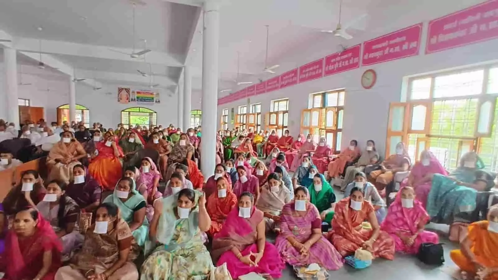 सेन्थी के हॉल में चातुर्मास प्रवचन सुनते हुए बैठे हुए श्रद्धालु श्रावक-श्राविकाएं। सेन्थी के हॉल में चातुर्मास प्रवचन सुनते हुए बैठे हुए श्रद्धालु श्रावक-श्राविकाएं।