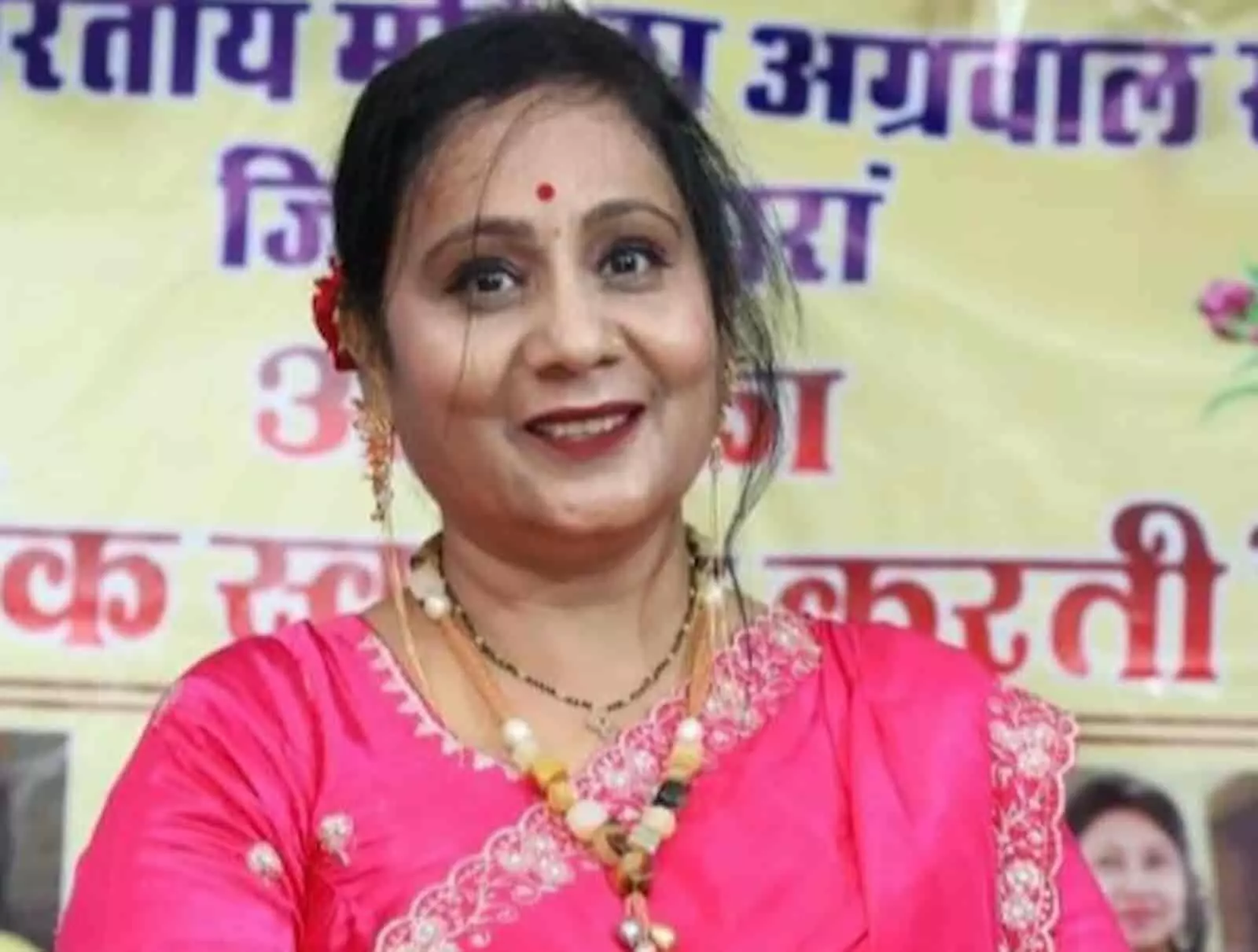 तस्वीर में मंजू आनंद गर्ग बारां में महिला अग्रवाल सम्मेलन के बैनर के सामने दिख रही हैं। तस्वीर में मंजू आनंद गर्ग बारां में महिला अग्रवाल सम्मेलन के बैनर के सामने दिख रही हैं।