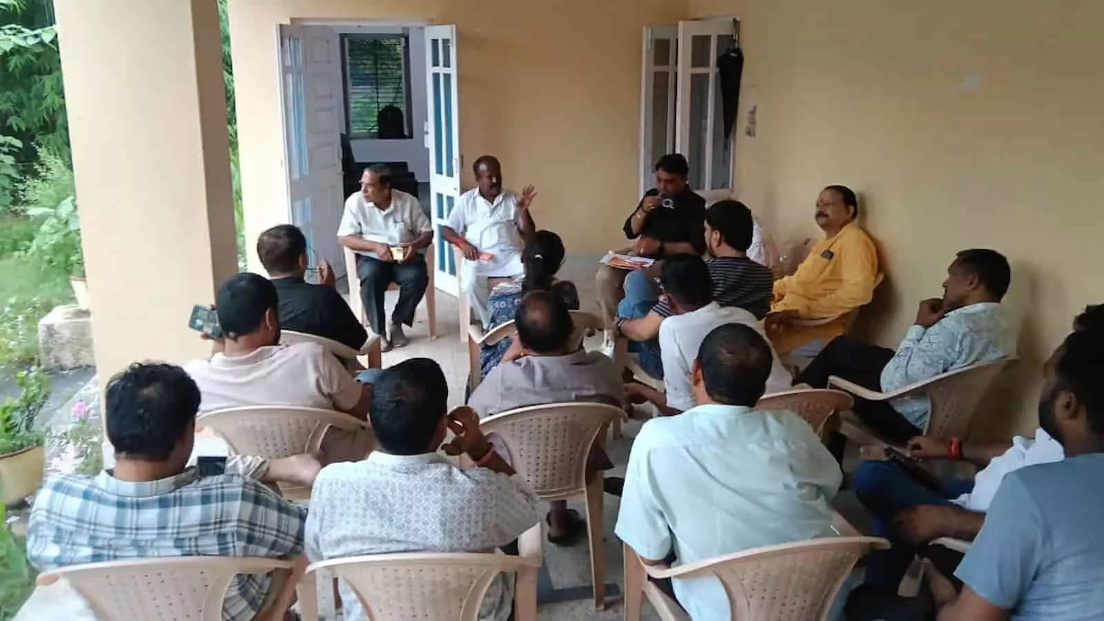तस्वीर में खेरवाड़ा के डाक बंगला में बैठक करते हुए भाजपा पदाधिकारी और कार्यकर्ता। तस्वीर में खेरवाड़ा के डाक बंगला में बैठक करते हुए भाजपा पदाधिकारी और कार्यकर्ता।