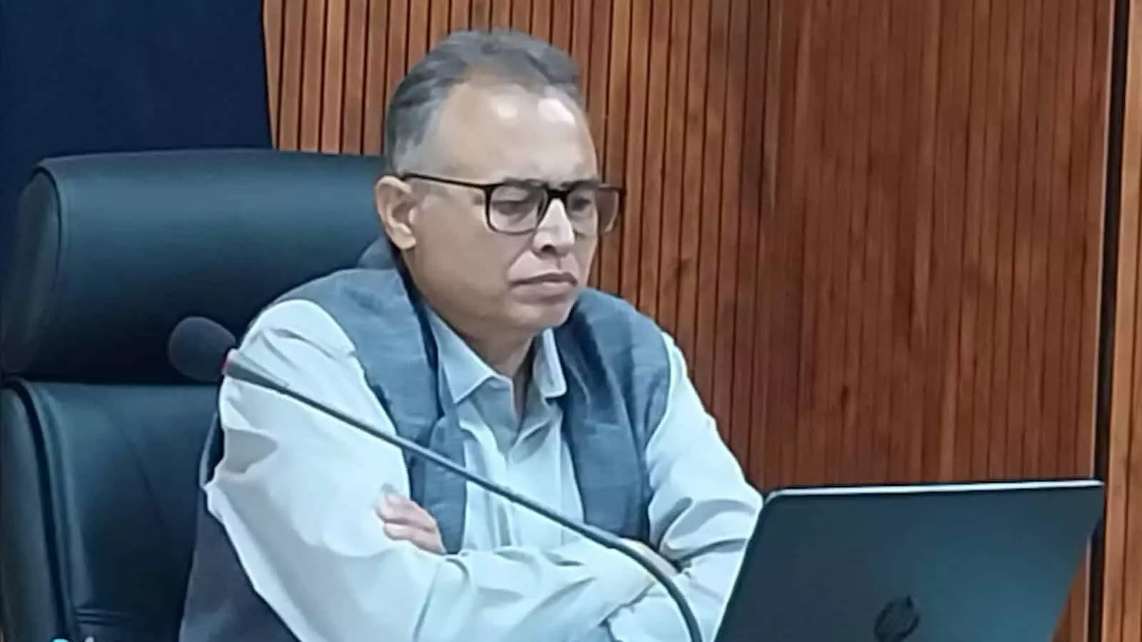 तस्वीर में डीजीपी राजीव कुमार शर्मा जयपुर में मीटिंग करते दिख रहे हैं। तस्वीर में डीजीपी राजीव कुमार शर्मा जयपुर में मीटिंग करते दिख रहे हैं।