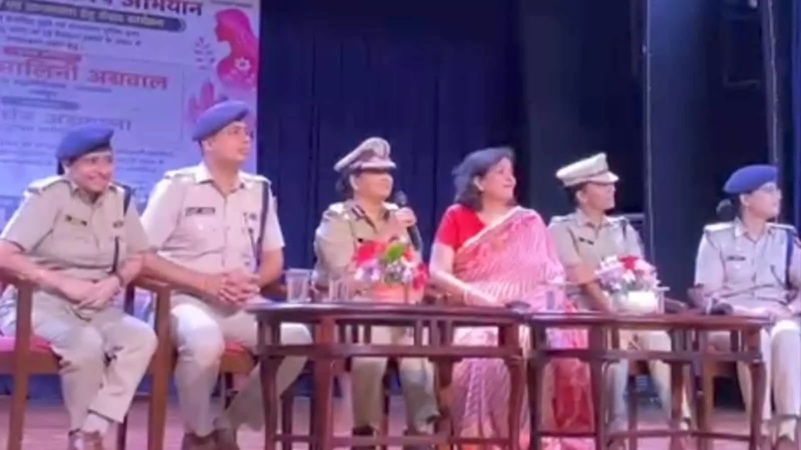 तस्वीर में अजमेर के मेयो कॉलेज में आयोजित कार्यक्रम के मंच पर बैठीं महिला पुलिस अधिकारी और गणमान्य लोग। तस्वीर में अजमेर के मेयो कॉलेज में आयोजित कार्यक्रम के मंच पर बैठीं महिला पुलिस अधिकारी और गणमान्य लोग।