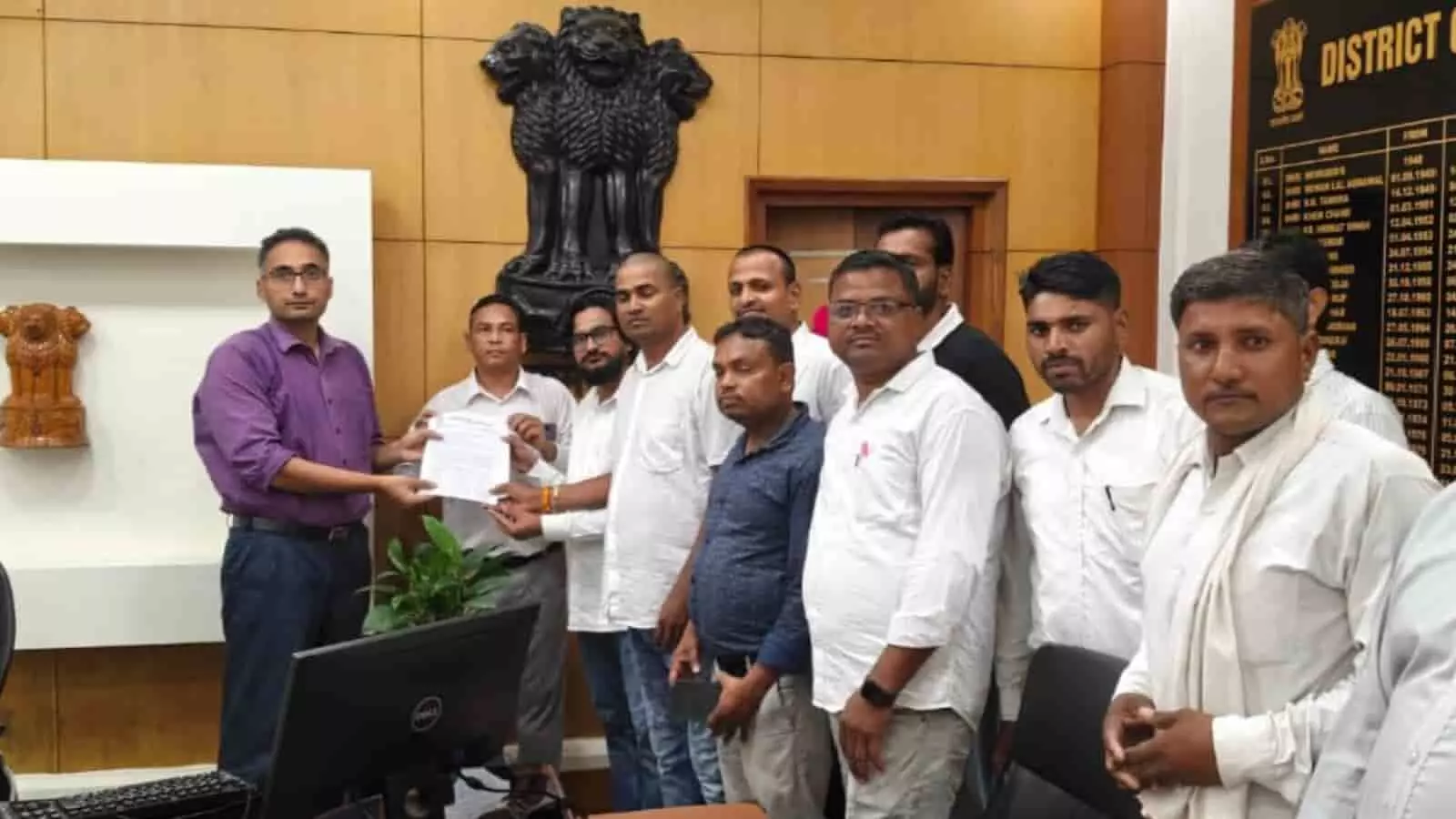 आदिवासी कांग्रेस के कार्यकर्ताओं द्वारा जिला कलेक्टर कार्यालय में ज्ञापन सौंपते हुए लोग। आदिवासी कांग्रेस के कार्यकर्ताओं द्वारा जिला कलेक्टर कार्यालय में ज्ञापन सौंपते हुए लोग।
