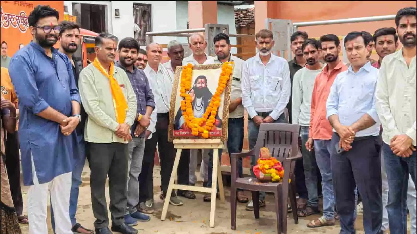 तस्वीर में संत रविदास जी की तस्वीर के पास खड़े भाजपा कार्यकर्ता और ग्रामीण नजर आ रहे हैं। तस्वीर में संत रविदास जी की तस्वीर के पास खड़े भाजपा कार्यकर्ता और ग्रामीण नजर आ रहे हैं।