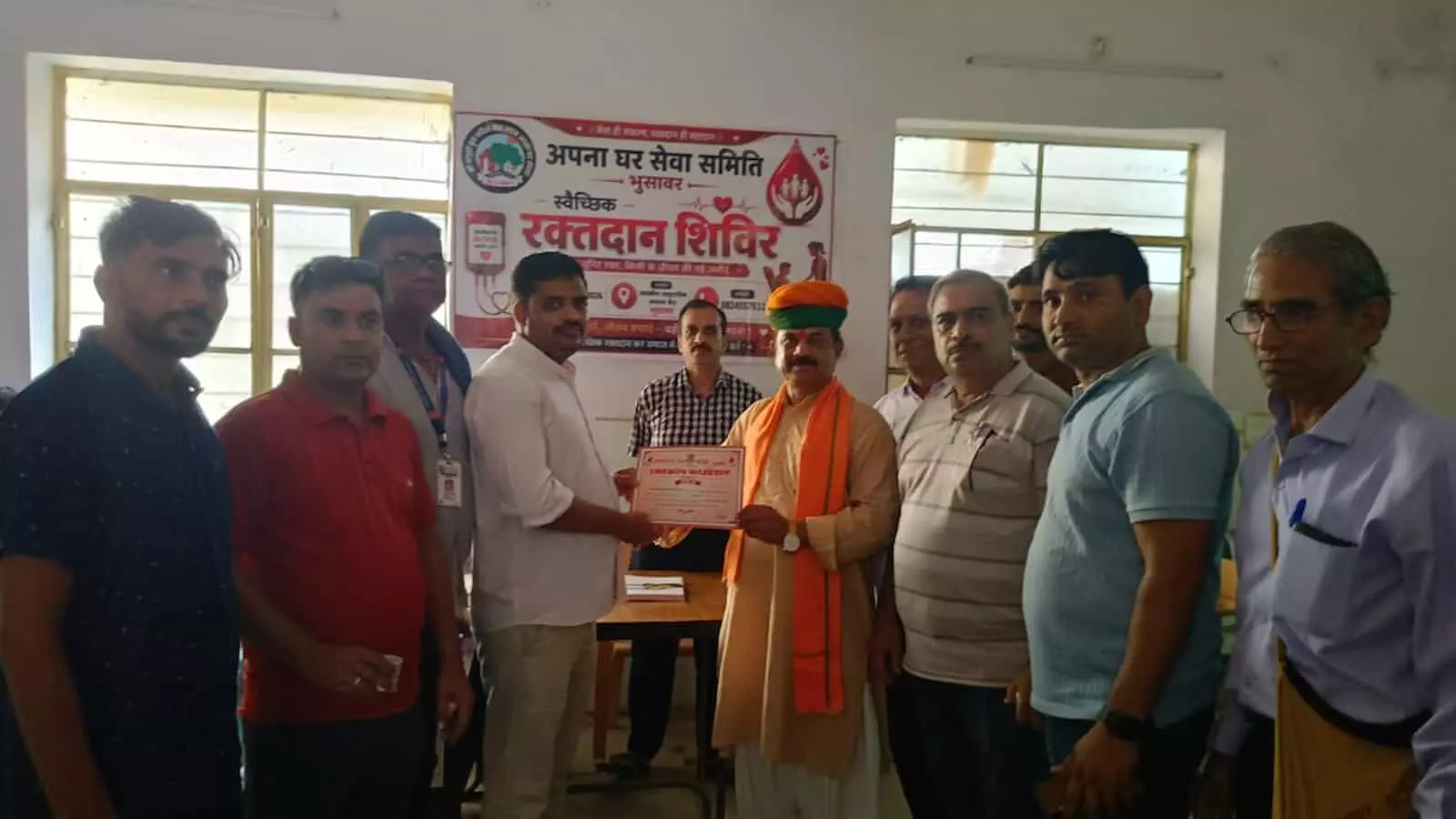 तस्वीर में भुसावर के स्वास्थ्य केंद्र पर रक्तदान शिविर के दौरान मौजूद लोग नजर आ रहे हैं। तस्वीर में भुसावर के स्वास्थ्य केंद्र पर रक्तदान शिविर के दौरान मौजूद लोग नजर आ रहे हैं।