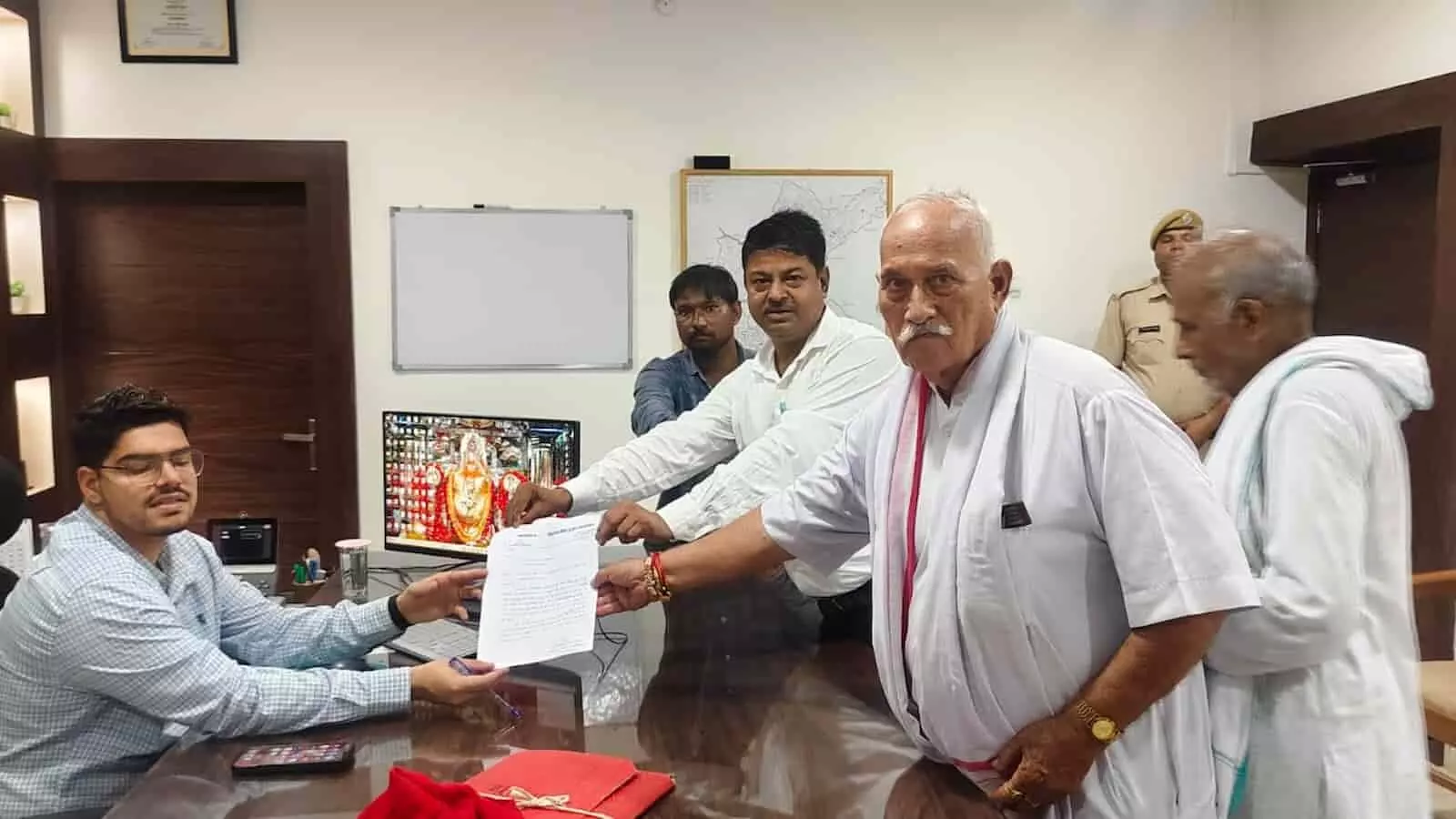 तस्वीर में कांग्रेस कार्यकर्ता कार्यवाहक जिला कलेक्टर को ज्ञापन सौंपते हुए दिखाई दे रहे हैं। तस्वीर में कांग्रेस कार्यकर्ता कार्यवाहक जिला कलेक्टर को ज्ञापन सौंपते हुए दिखाई दे रहे हैं।