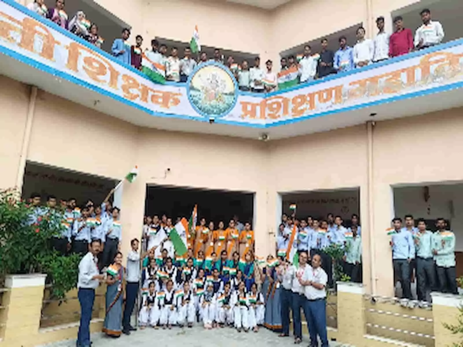 तस्वीर में भगवती कॉलेज गंगापुर सिटी में तिरंगा थामे खड़े शिक्षक और विद्यार्थी। तस्वीर में भगवती कॉलेज गंगापुर सिटी में तिरंगा थामे खड़े शिक्षक और विद्यार्थी।