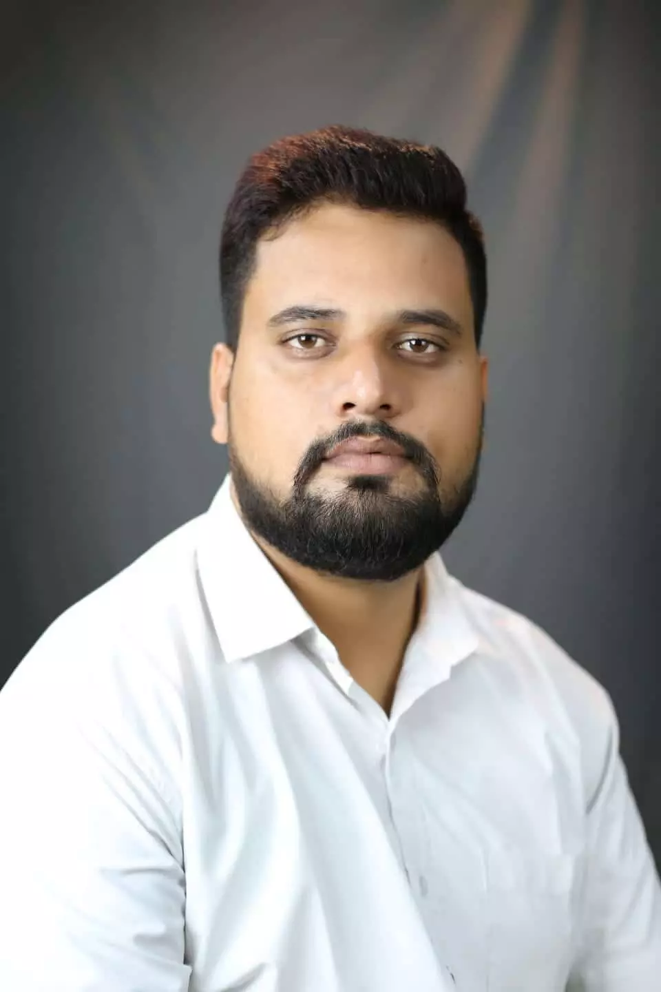 तस्वीर में सफेद शर्ट पहने रवि खटीक स्टूडियो में खड़े दिखाई दे रहे हैं। तस्वीर में सफेद शर्ट पहने रवि खटीक स्टूडियो में खड़े दिखाई दे रहे हैं।