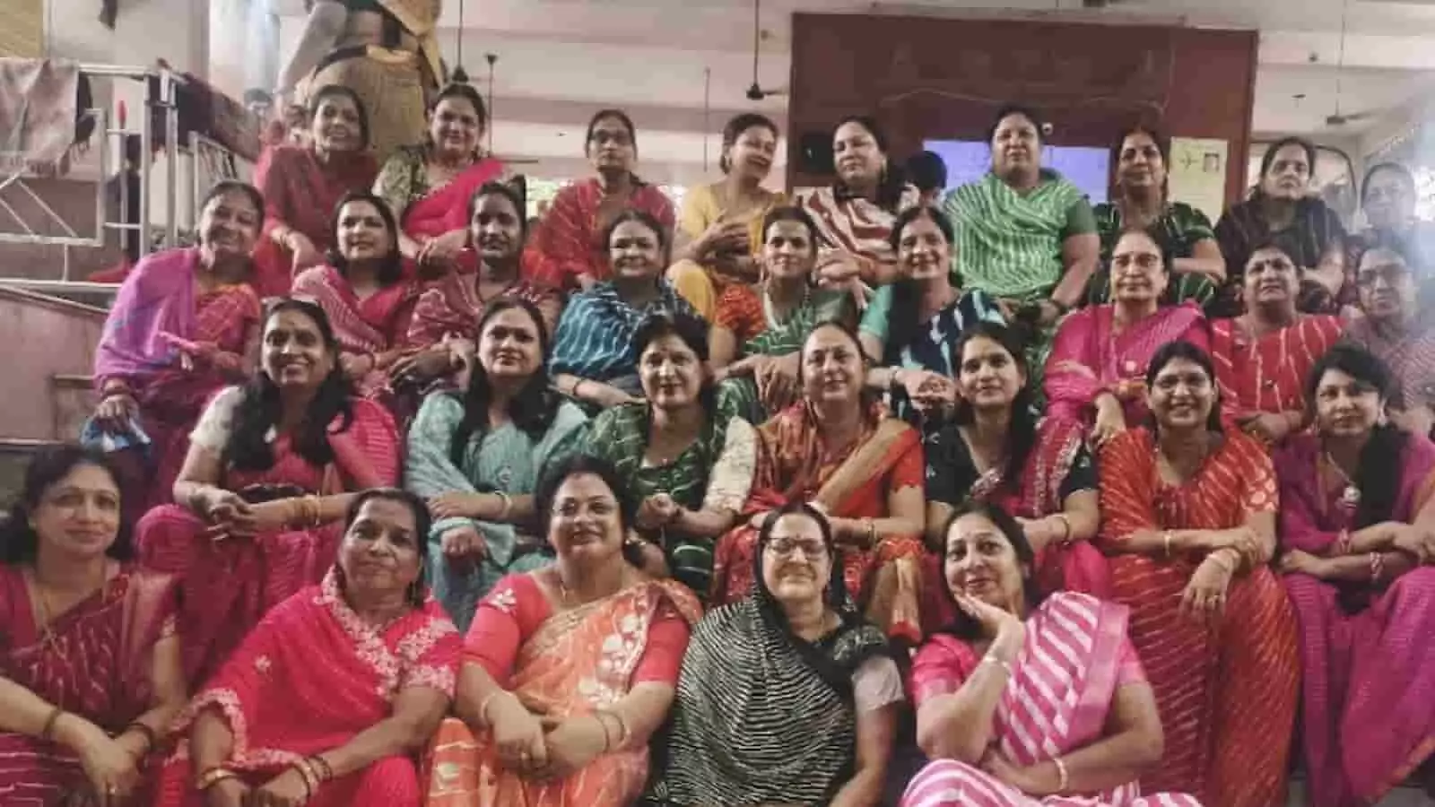 तस्वीर में भूतेश्वर महादेव मंदिर परिसर में सीढ़ियों पर बैठी हुई अग्रवाल जागृति संगठन की महिलाएं दिखाई दे रही हैं। तस्वीर में भूतेश्वर महादेव मंदिर परिसर में सीढ़ियों पर बैठी हुई अग्रवाल जागृति संगठन की महिलाएं दिखाई दे रही हैं।