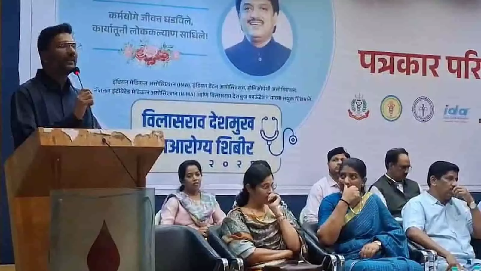 लातूर में स्वास्थ्य सेवा शिविर के दौरान मौजूद डॉक्टर और चिकित्सा अधिकारी। लातूर में स्वास्थ्य सेवा शिविर के दौरान मौजूद डॉक्टर और चिकित्सा अधिकारी।
