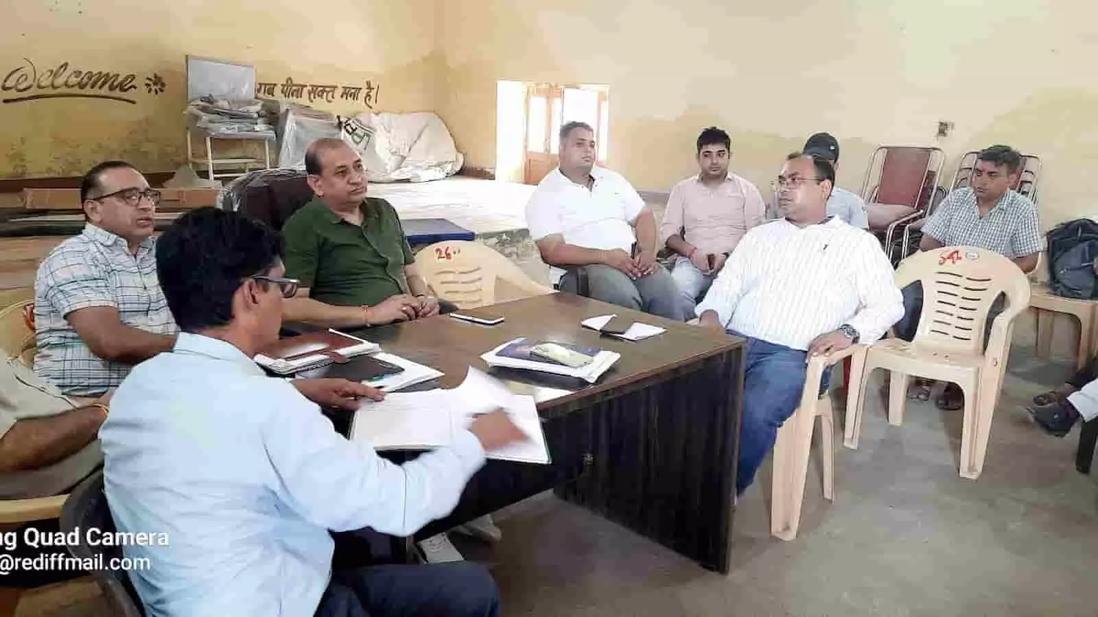 तस्वीर में डीग में बैठक के दौरान चर्चा करते हुए चिकित्सा अधिकारी नजर आ रहे हैं। तस्वीर में डीग में बैठक के दौरान चर्चा करते हुए चिकित्सा अधिकारी नजर आ रहे हैं।