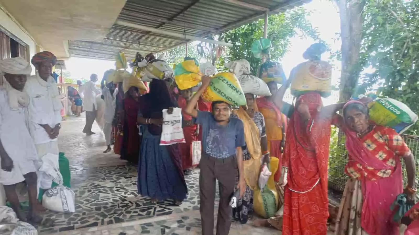 तस्वीर में आमेट के आश्रम में गरीब परिवारों को खाद्य सामग्री वितरित करते हुए दिखाया गया है। तस्वीर में आमेट के आश्रम में गरीब परिवारों को खाद्य सामग्री वितरित करते हुए दिखाया गया है।